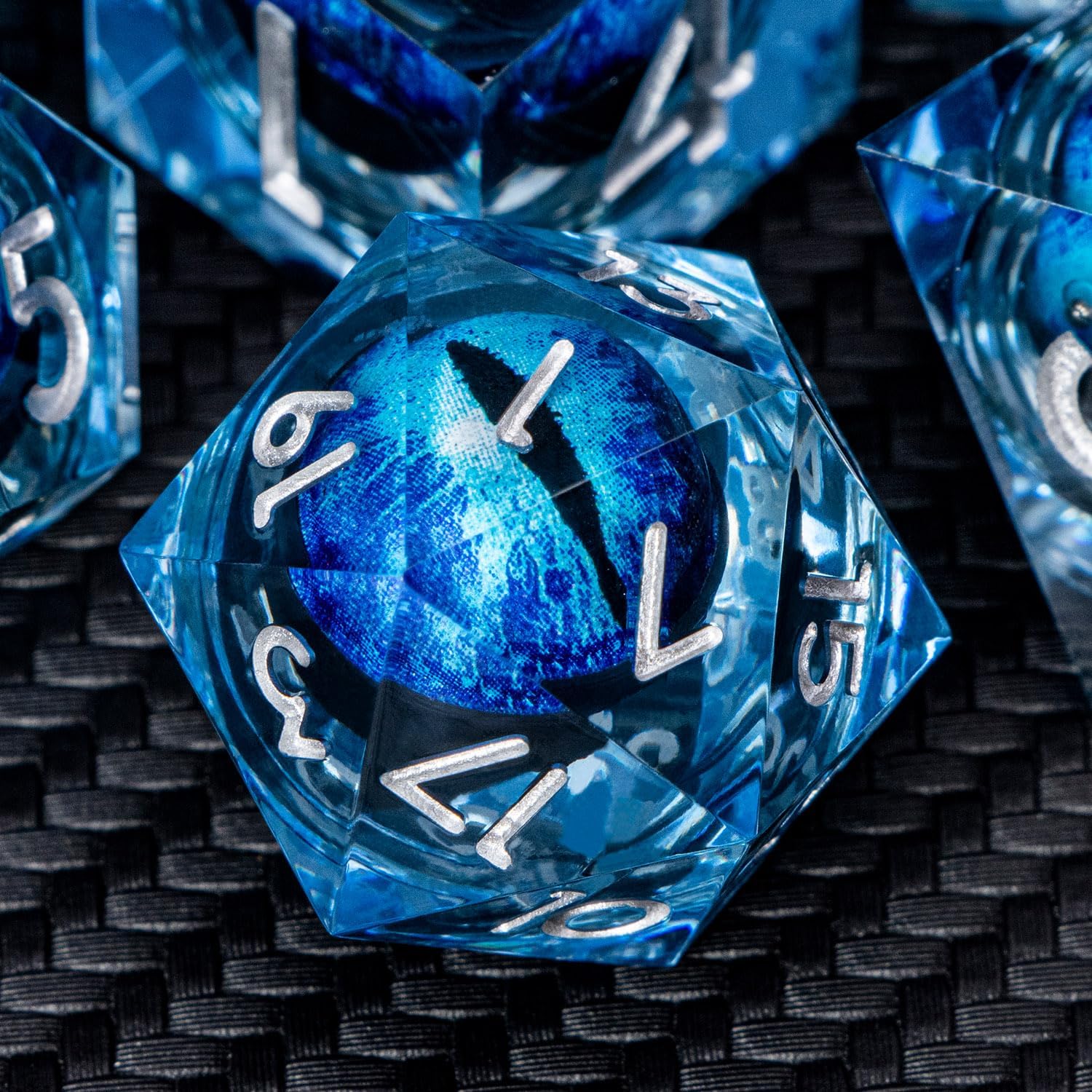 ARUOHHA Juego de dados de ojo de dragón azul DND con núcleo líquido, dados de resina con bordes afilados con caja de regalo, dados poliédricos de