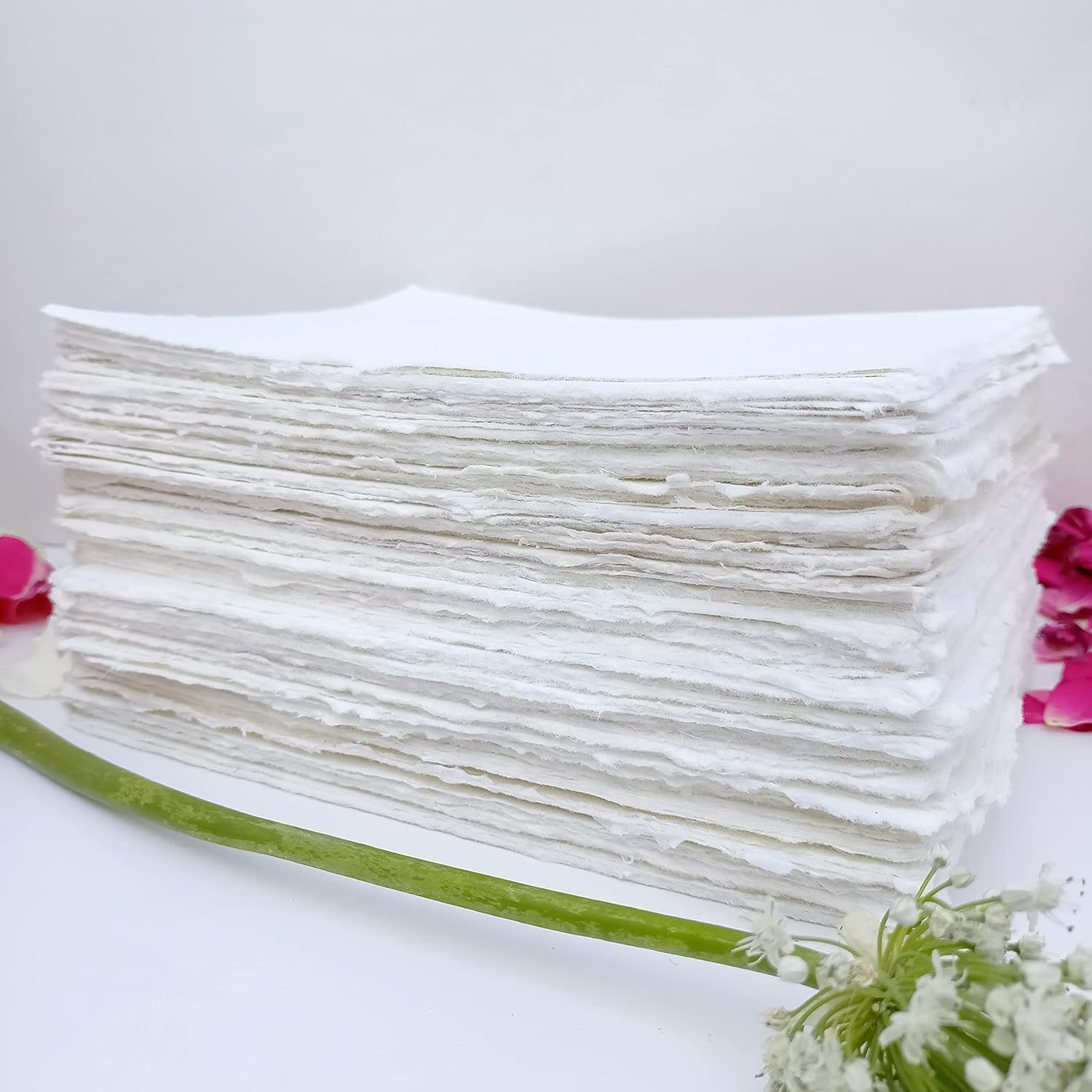 E-Tailor Hojas sueltas de papel de algodón hechas a mano con borde de cubierta de 130 GSM, color blanco marfil (paquete de 1-5×7-50-hojas)