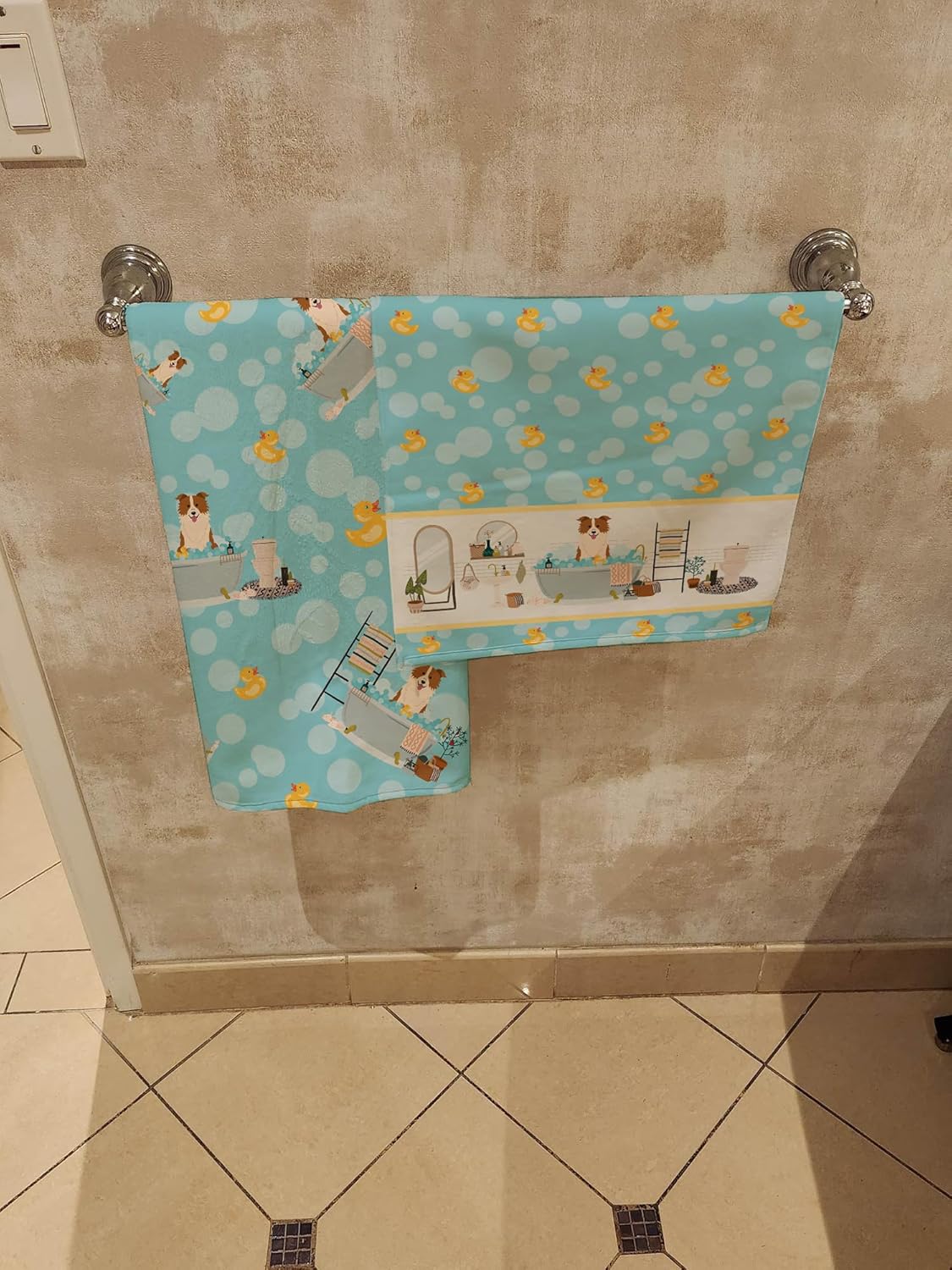 Caroline’s Treasures WDK5816BTLG Border Collie – Toalla de baño grande para bañera, color rojo y blanco