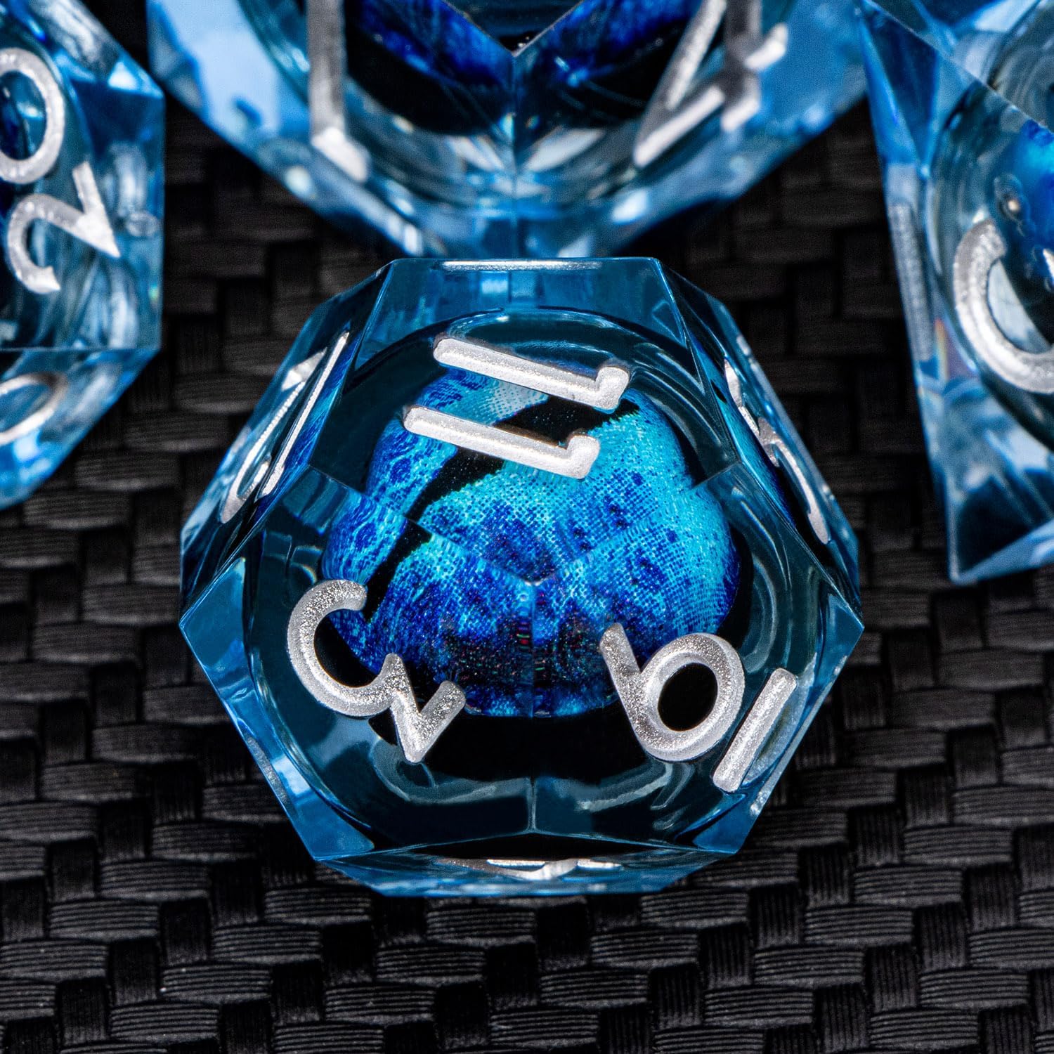 ARUOHHA Juego de dados de ojo de dragón azul DND con núcleo líquido, dados de resina con bordes afilados con caja de regalo, dados poliédricos de