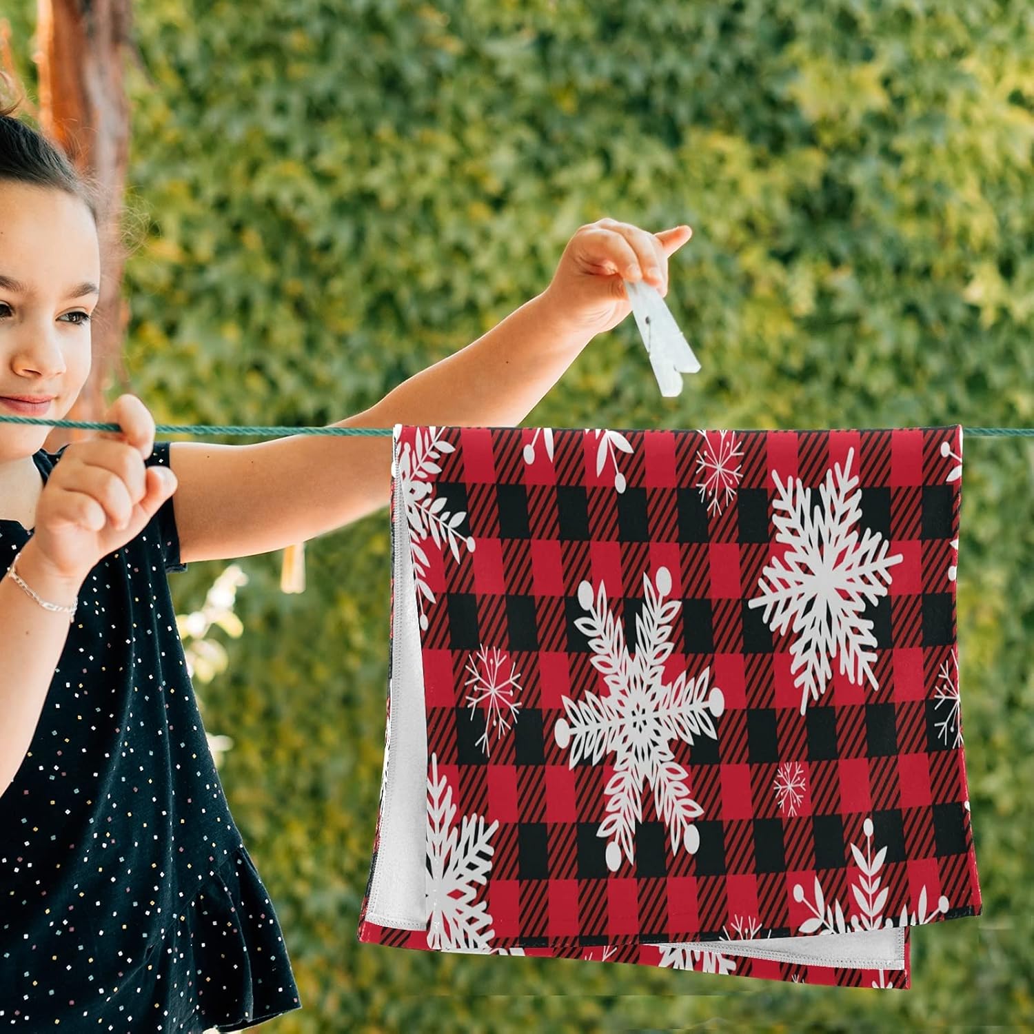 ALAZA Juego de 2 toallas de mano de copos de nieve de Navidad, suaves, absorbentes, decorativas, color rojo y negro, a cuadros, para baño, gimnasio,