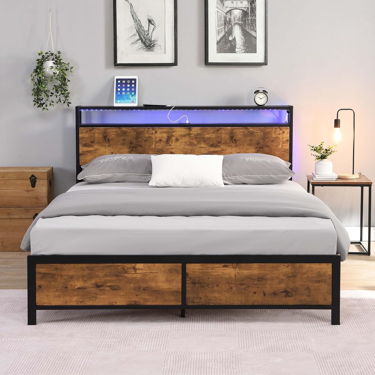 Base de cama de plataforma de metal tamaño Queen con cabecero y estribo de madera con luces USB y LED, no necesita somier, gran almacenamiento