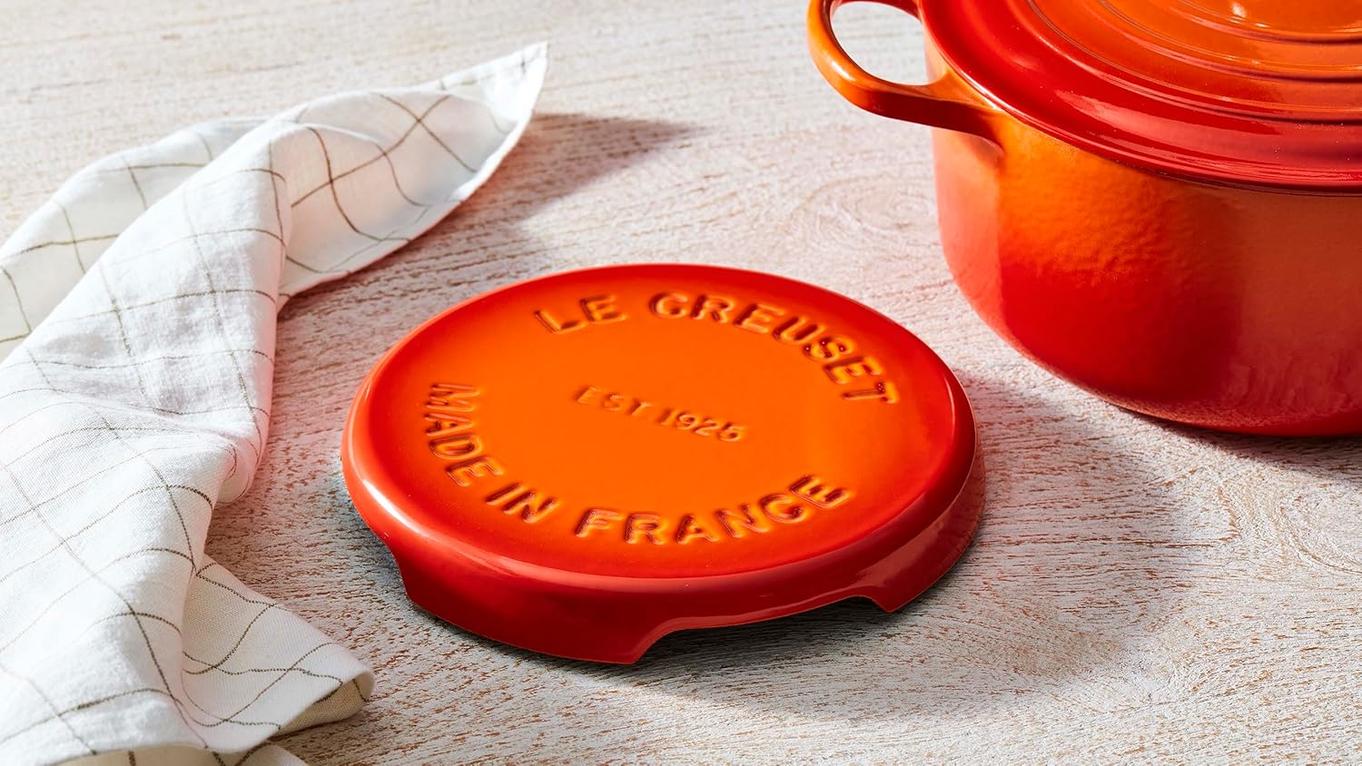 Le Creuset Salvamanteles Signature de hierro fundido esmaltado, 8.8 pulgadas, sal marina