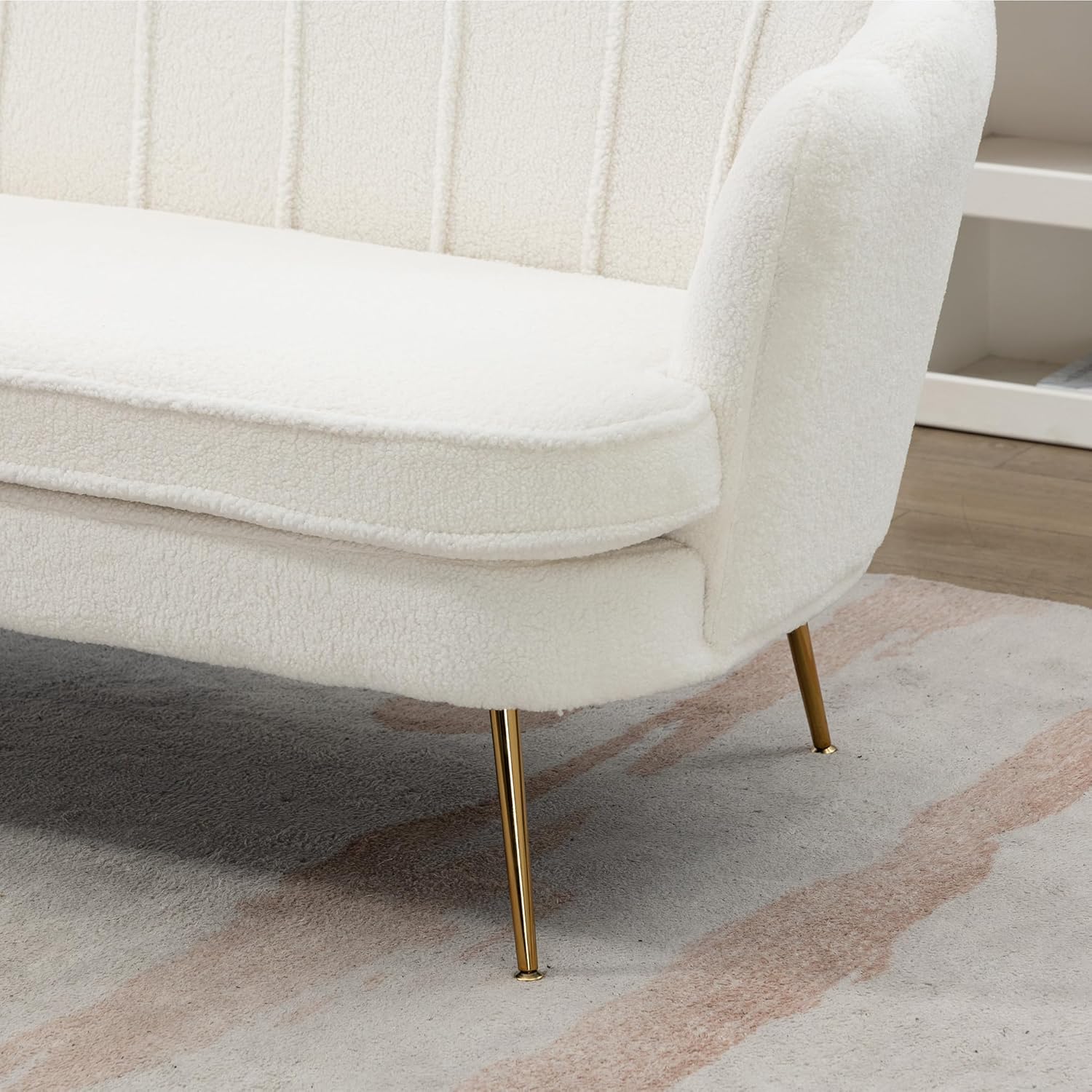 Sofá biplaza moderno de felpilla de 59 pulgadas con respaldo en forma de flor, sofá de club de 2 plazas con patas de metal dorado para espacio