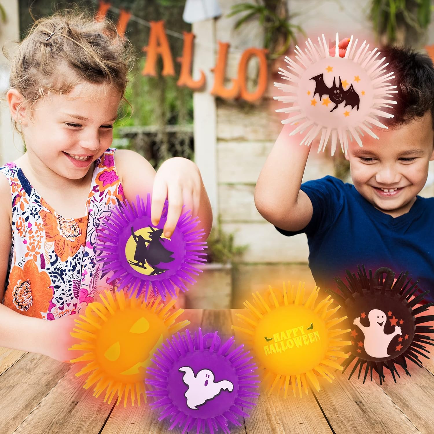 ArtCreativity Bolas de Halloween iluminadas, juego de 6, bolas de estrés suaves y puntiagudas para niños en varios colores, juguetes LED para