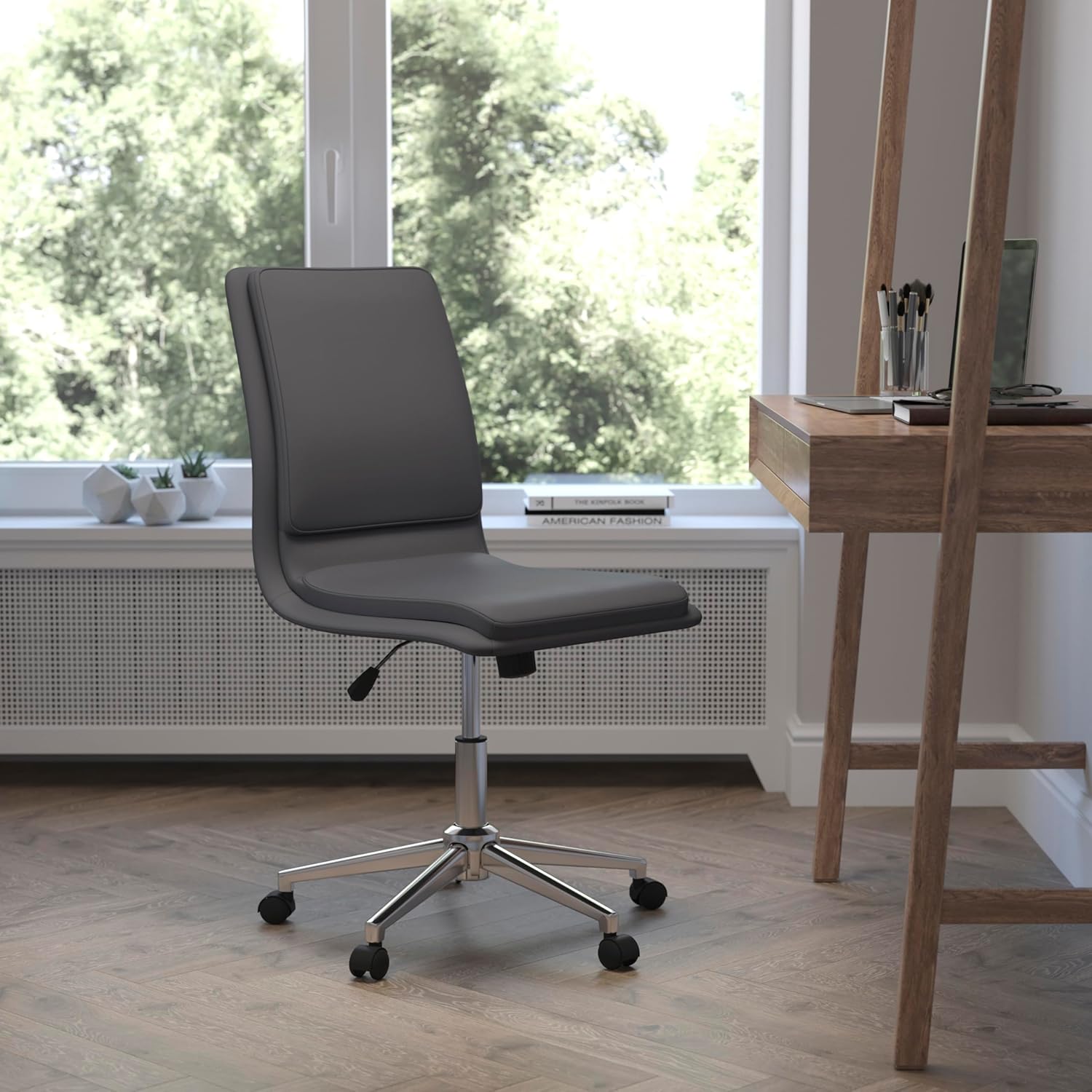 Flash Furniture Madigan – Silla de oficina Task  Lujosa tapicería gris LeatherSoft  Acolchado medio respaldo y asiento  Base cromada ajustable en