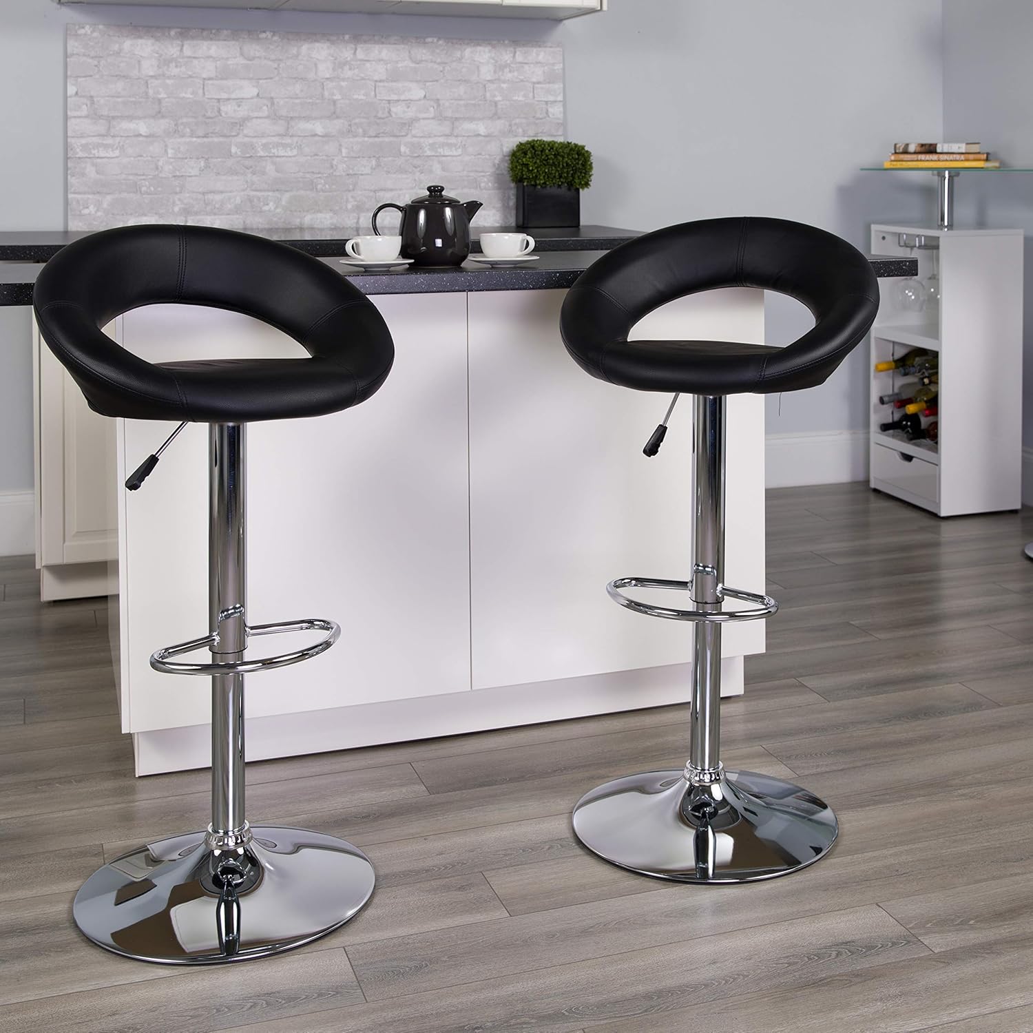 Flash Furniture Taburete de bar contemporáneo de vinilo negro redondeado estilo órbita con altura ajustable con base cromada