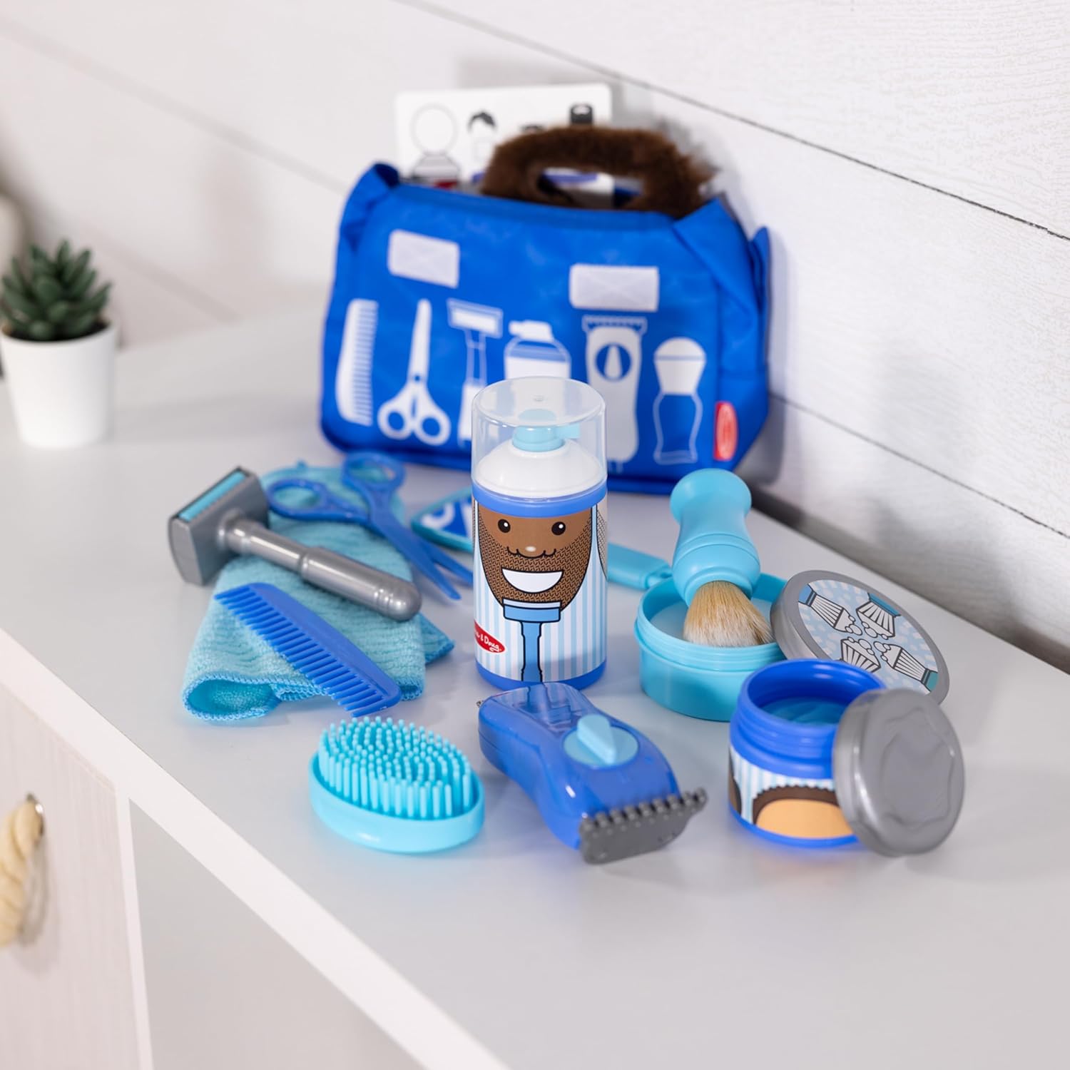 Melissa & Doug Barber Shop – Juego de afeitado para niños y niñas a partir de 3 años, accesorios para barba y afeitado para juegos de rol