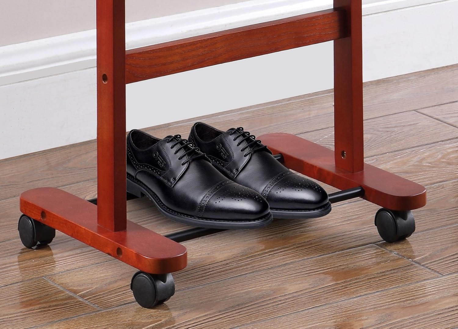 Proman Products Deluxe Suit Valet Stand VL16204 con bandeja superior, bandeja deslizante, colgador de contorno, barra de pantalones, ganchos para
