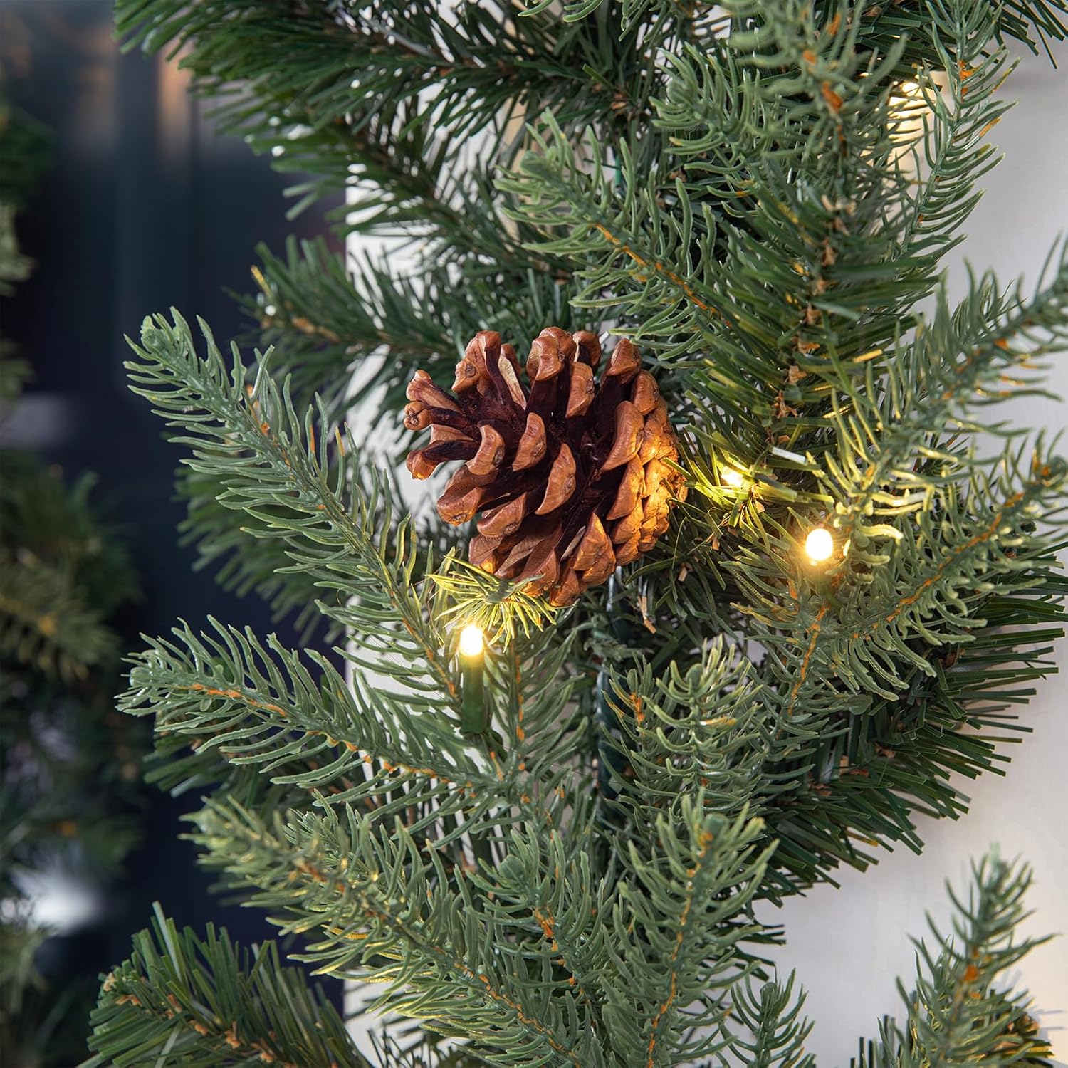Glitzhome Guirnalda de Navidad preiluminada con cono de pino verde flocado con luz LED blanca cálida – 9 pies
