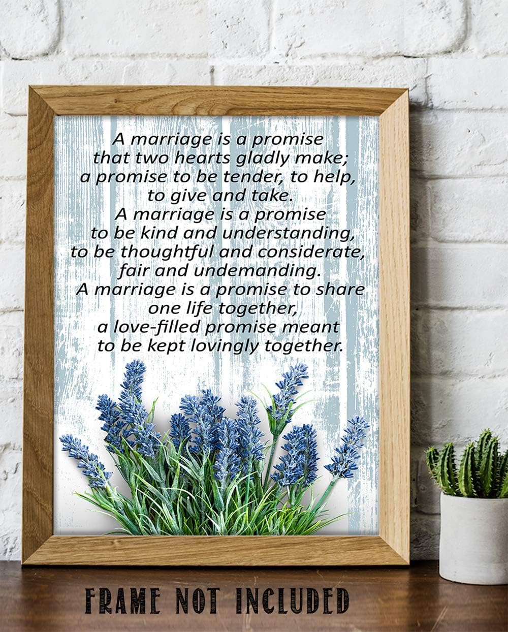 Romántico, con texto en inglés “A Marriage is a Promise.” Staying Together, aspecto vintage de madera con flores de lavanda azules y palabras