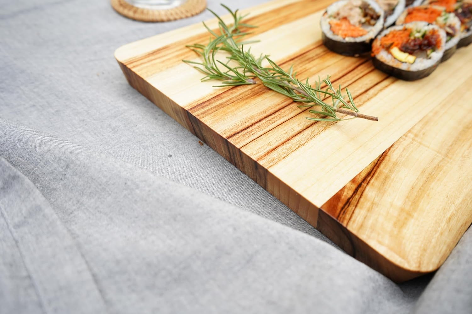 BOUMBI Tabla de cortar de madera de laurel de alcanfor fragante con borde biselado (15.55 x 9.05 x 1 pulgadas), mediana