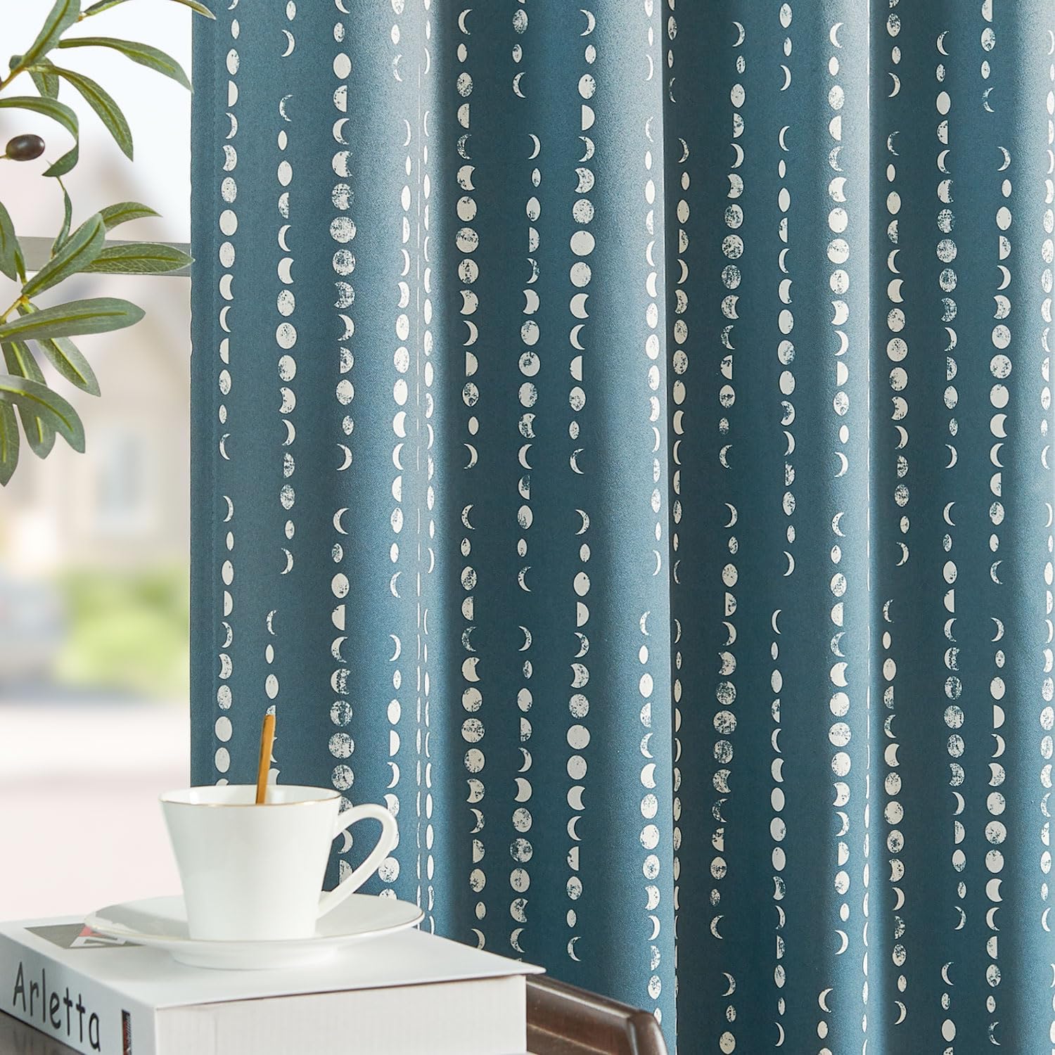 jinchan Cortinas bohemias 100% opacas con estampado de fases lunares de 63 pulgadas de largo, cortinas azules con bolsillo para barra, pestañas