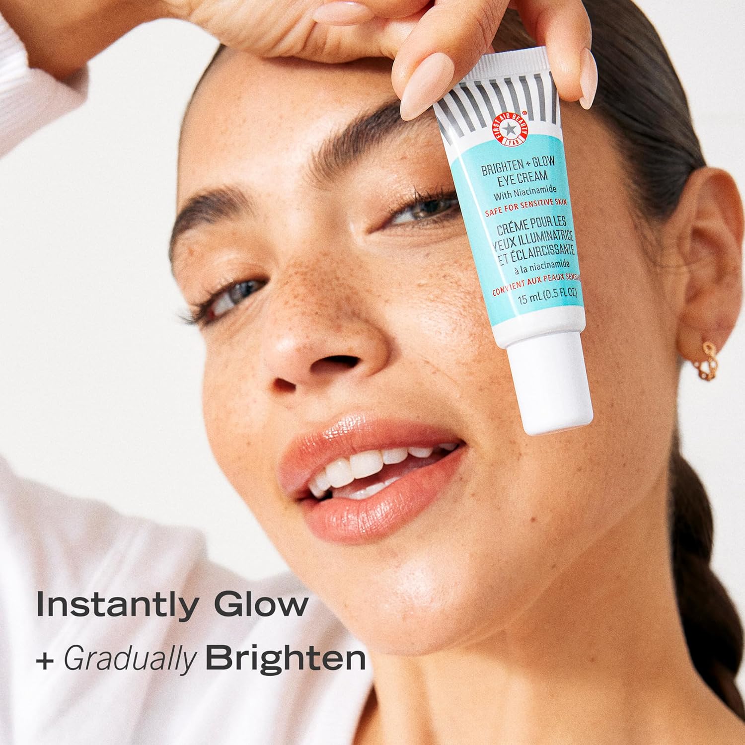 First Aid Beauty Brighten + Glow Niacinamide Eye Cream  Crema iluminadora iluminadora para ayudar a hidratar y reducir el aspecto de las ojeras  0.5