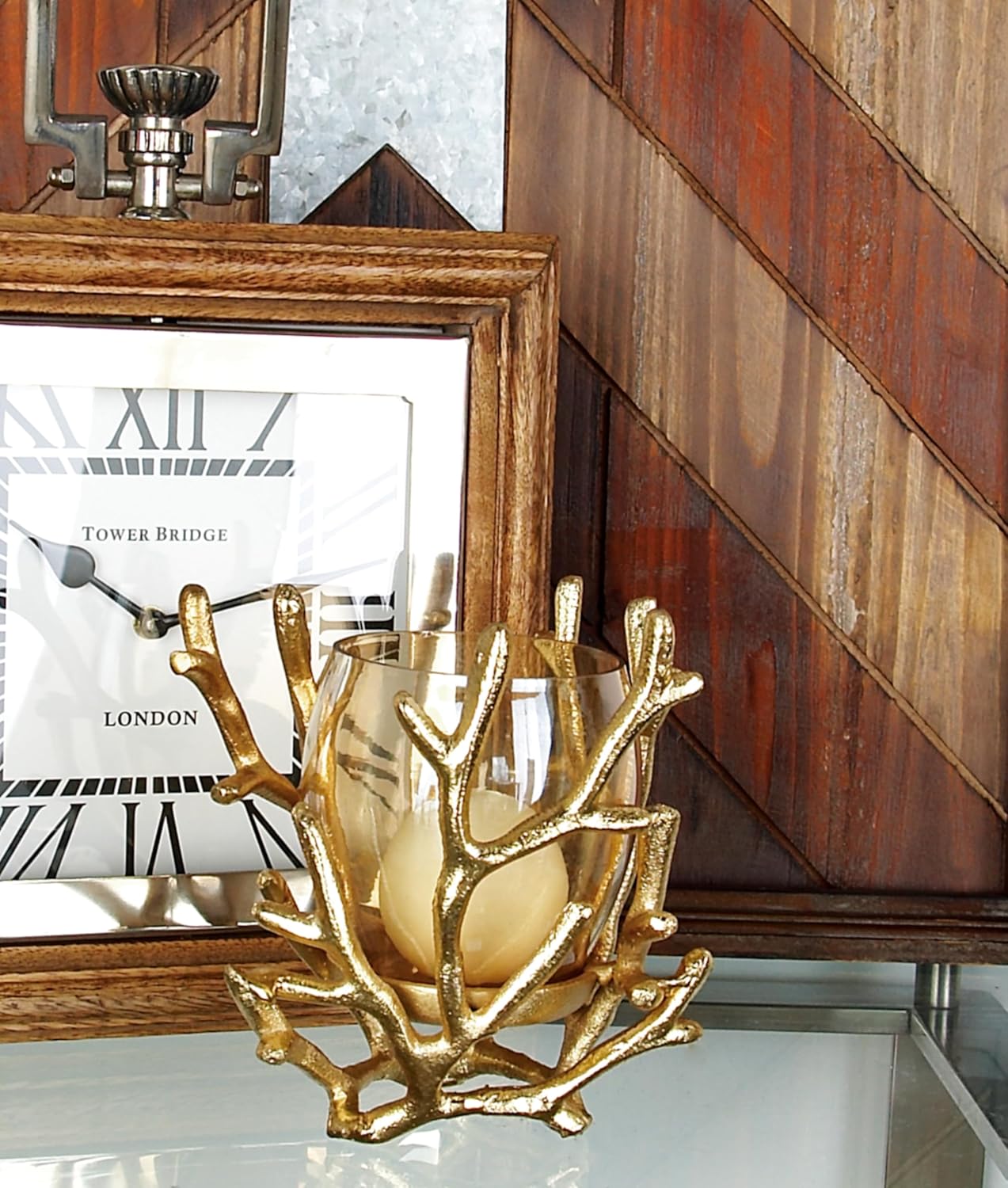 Deco 79 Lámpara de aluminio para huracán de pilar con diseño coral, 5 “x 5” x 6 “, oro