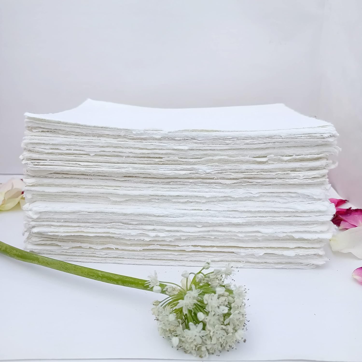 E-Tailor Hojas sueltas de papel de algodón hechas a mano con borde de cubierta de 130 GSM, color blanco marfil (paquete de 1-5×7-50-hojas)