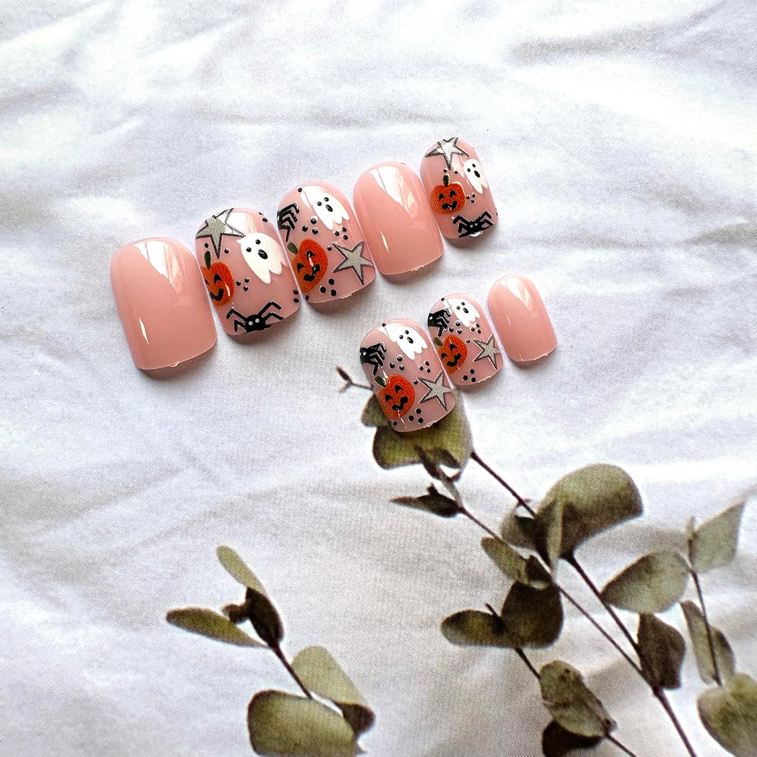 24 uñas postizas cortas a presión para Halloween, uñas postizas cuadradas de cobertura completa, uñas postizas rosas con lindos diseños de fantasma,