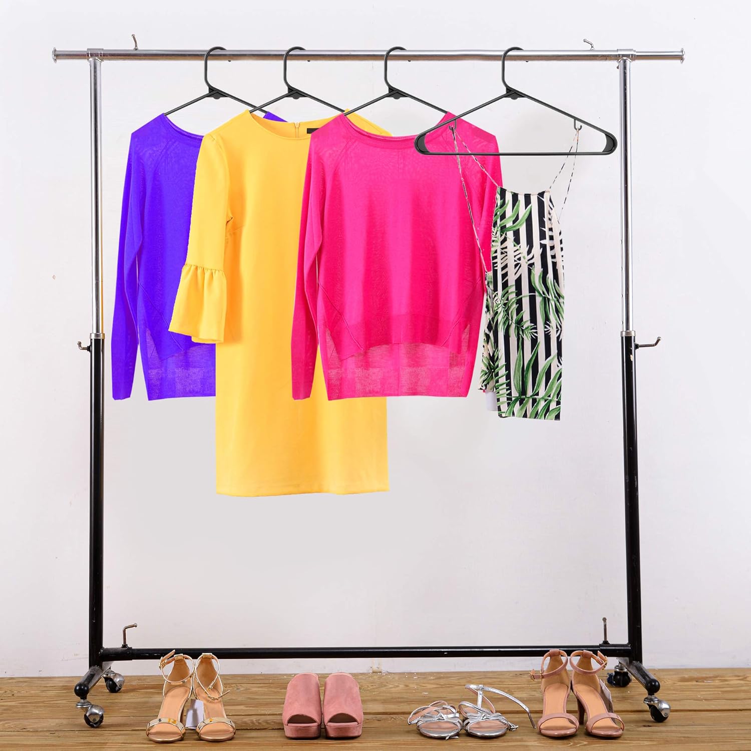 Utopia Home Perchas de plástico paquete de 30  Percha para ropa con ganchos  Percha duradera y que ahorra espacio  Perchas resistentes para faldas