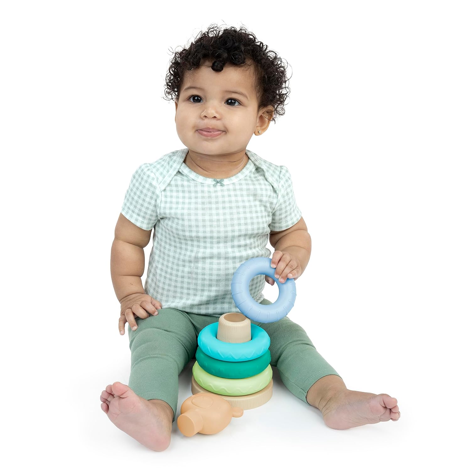 Ingenuity ity by Ingenuity Cutie Stacks, 4 anillos sin BPA, soporte de madera sintética, cubierta de oso, unisex, para edades de 6 meses en adelante