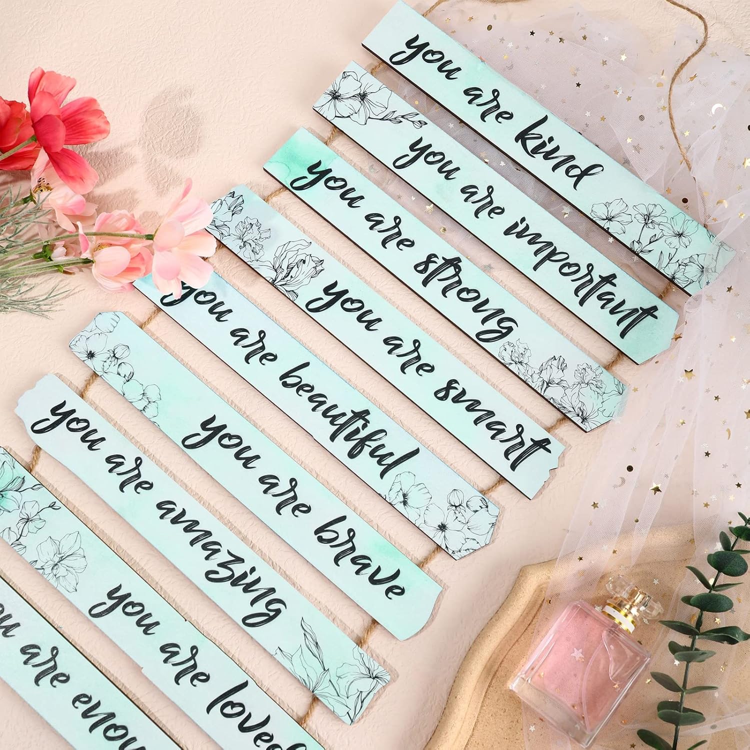 Un juego de 9 piezas inspiradoras de decoración floral para pared con texto en inglés “You Are Amazing Beautiful Loved Quotes Sign”, decoración