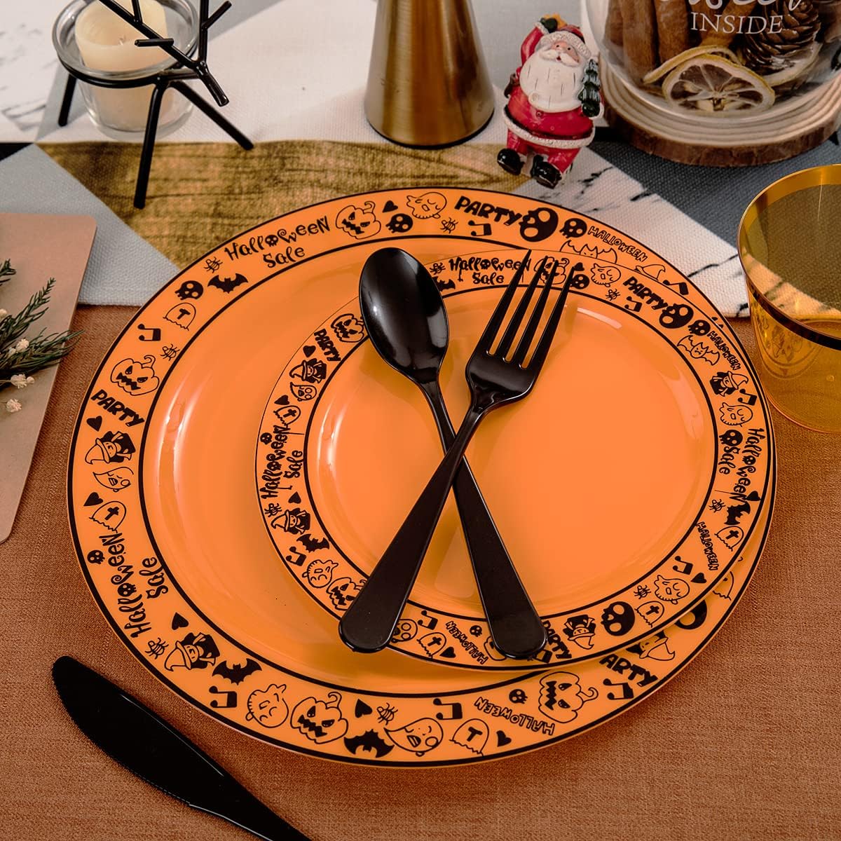 Hioasis 150 platos de plástico de Halloween y platos de plástico naranja con patrón de Halloween negro para 25 invitados, cubiertos de plástico