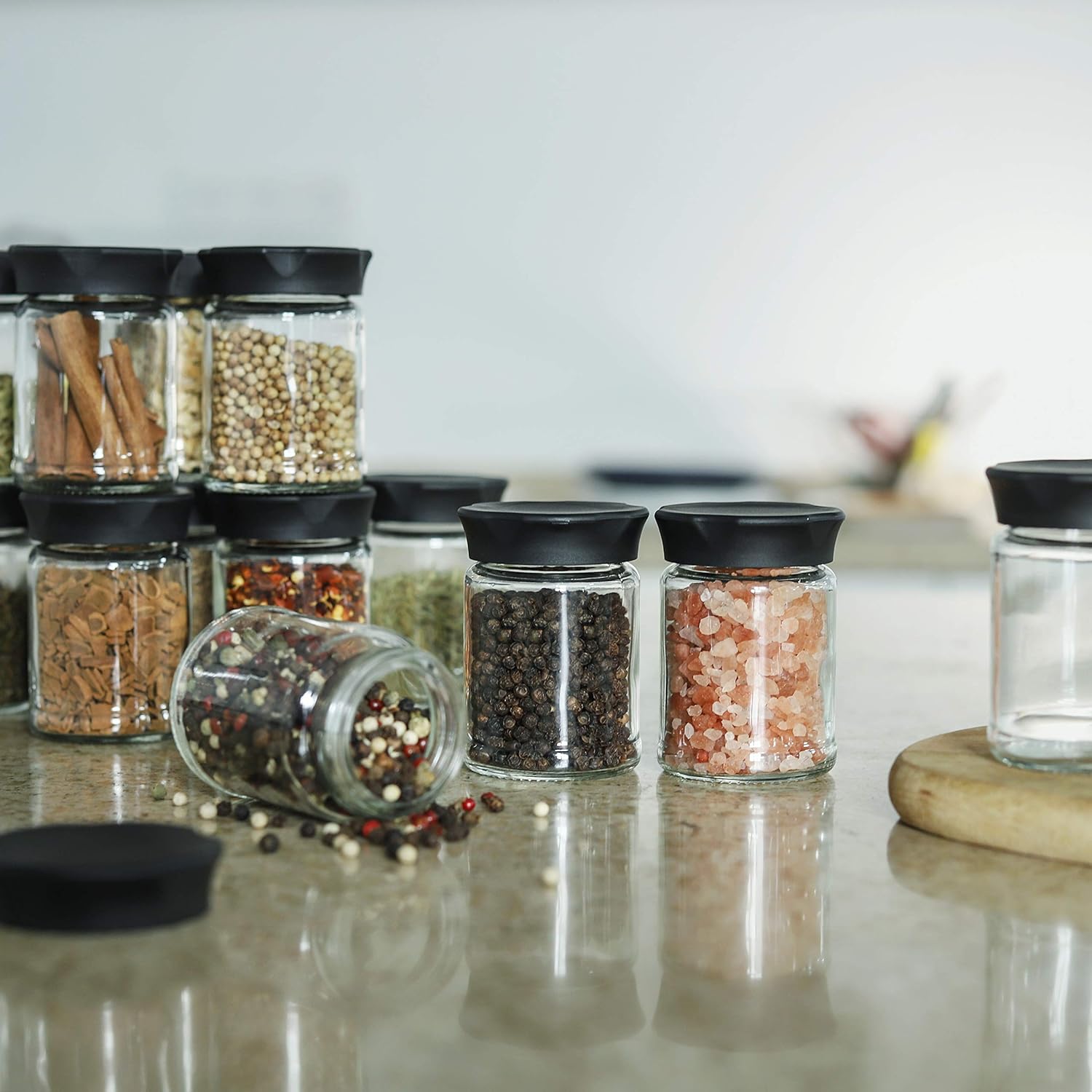 VEVOK CHEF Mini tarros de vidrio con tapas negras, 4 piezas de almacenamiento de alimentos, recipiente de cocina, recipiente pequeño para café, té,