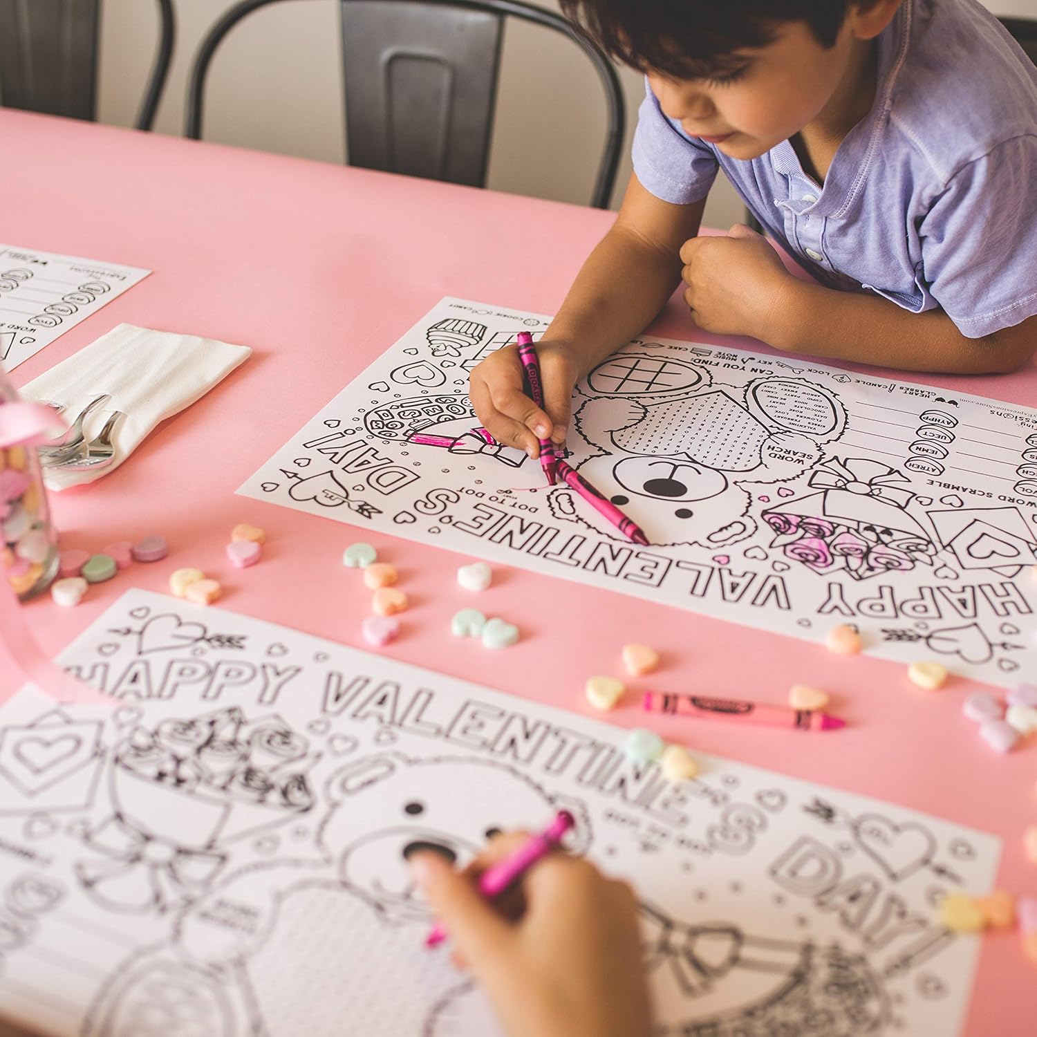 Tiny Expressions – Manteles individuales para colorear del día de San Valentín para niños  Paquete de 12 alfombrillas de papel desechables para mesa