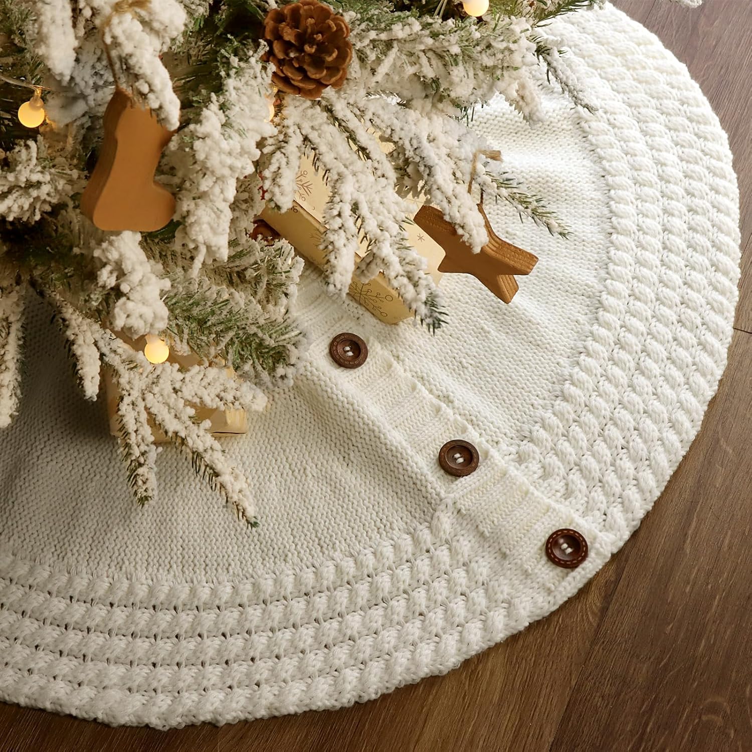 LimBridge Faldón de árbol de Navidad de punto 36 pulgadas color crema 5-círculo borde de ganchillo grueso falda de árbol con botones redondos de