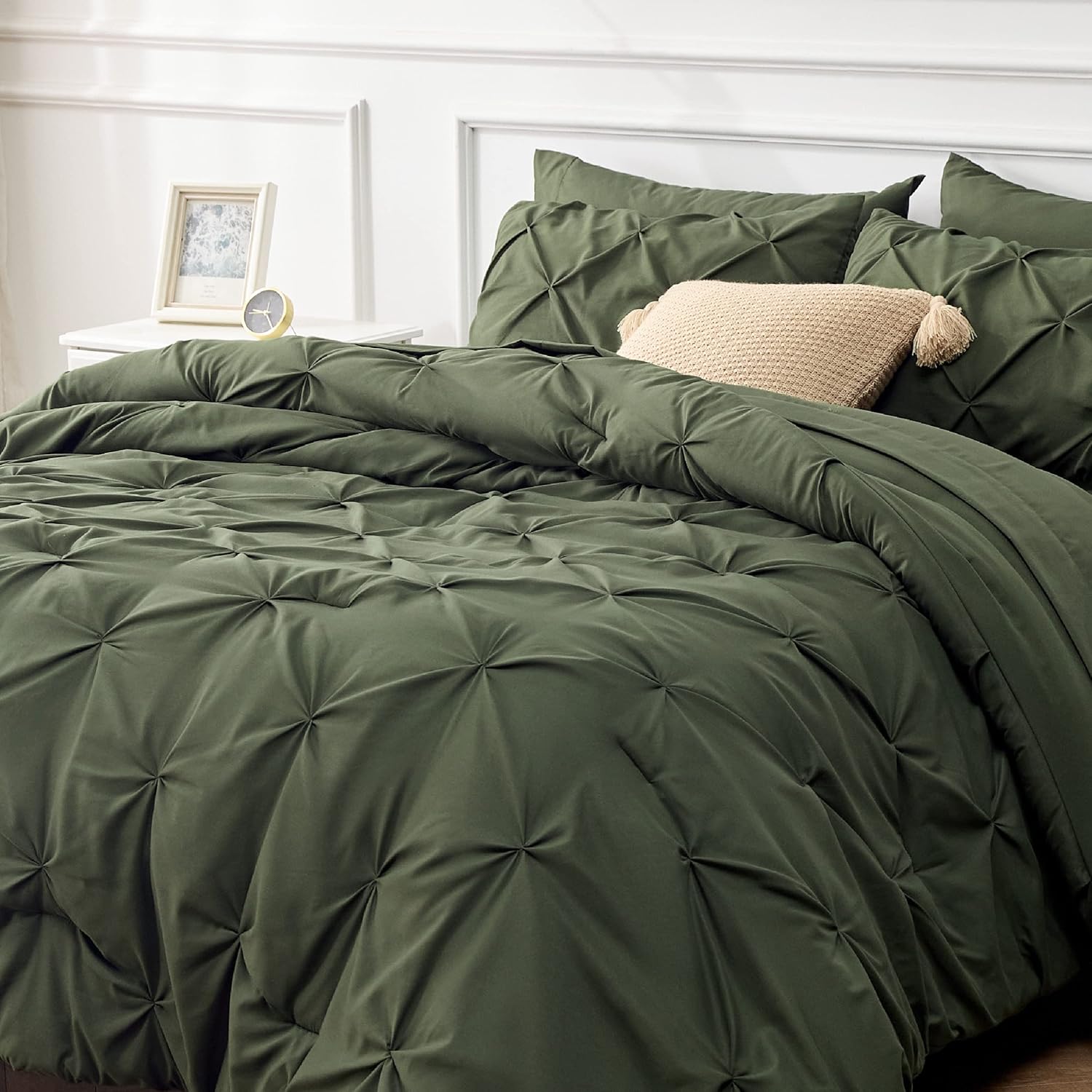 Bedsure Juego de edredón verde oliva tamaño Queen, cama en una bolsa, tamaño Queen, 7 piezas, juego de ropa de cama verde oliva con edredones,