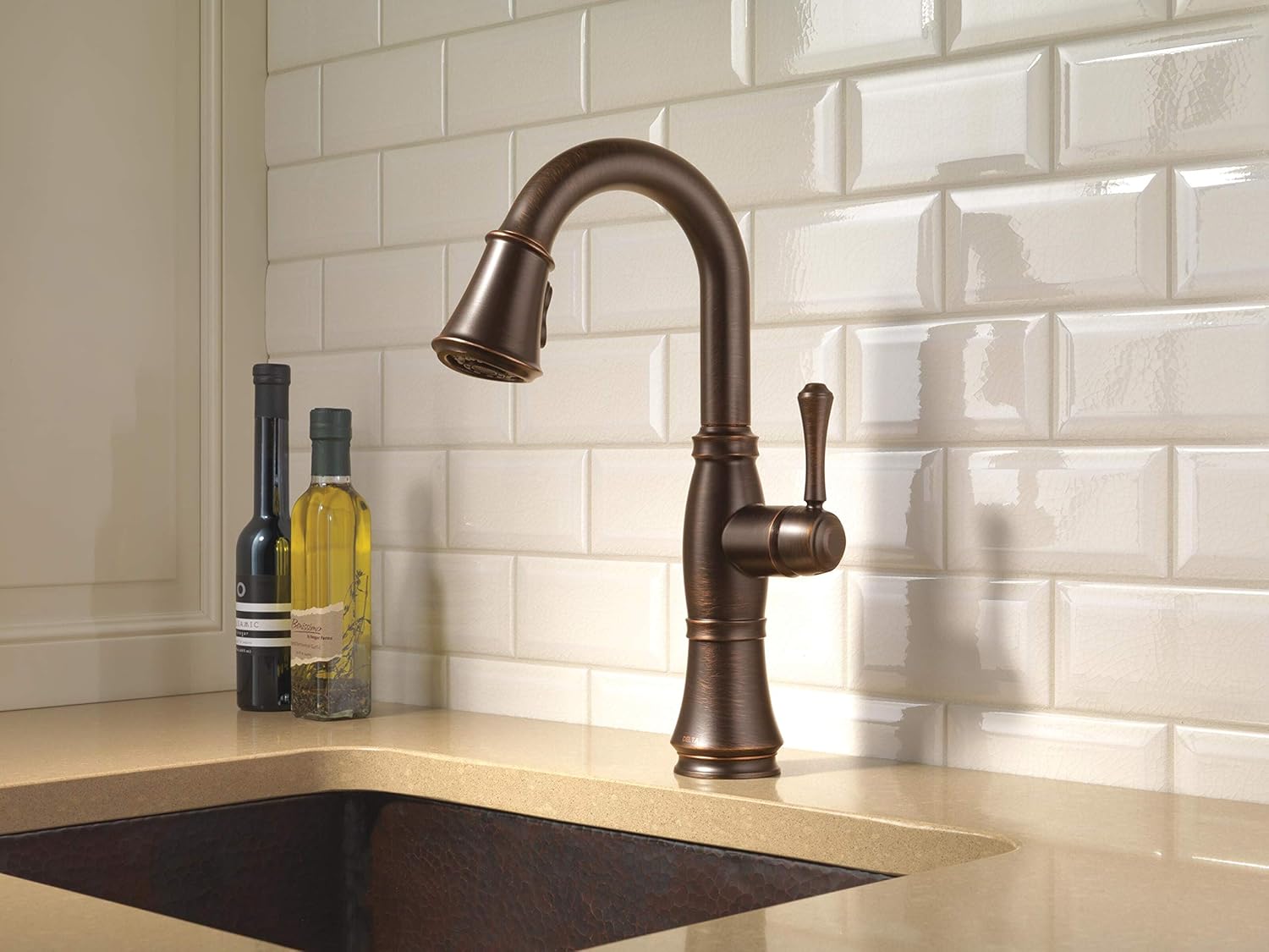 Delta Faucet Cassidy – Grifo de barra de bronce aceitado, grifo de fregadero de barra de un solo agujero, grifos de barra húmeda con rociador