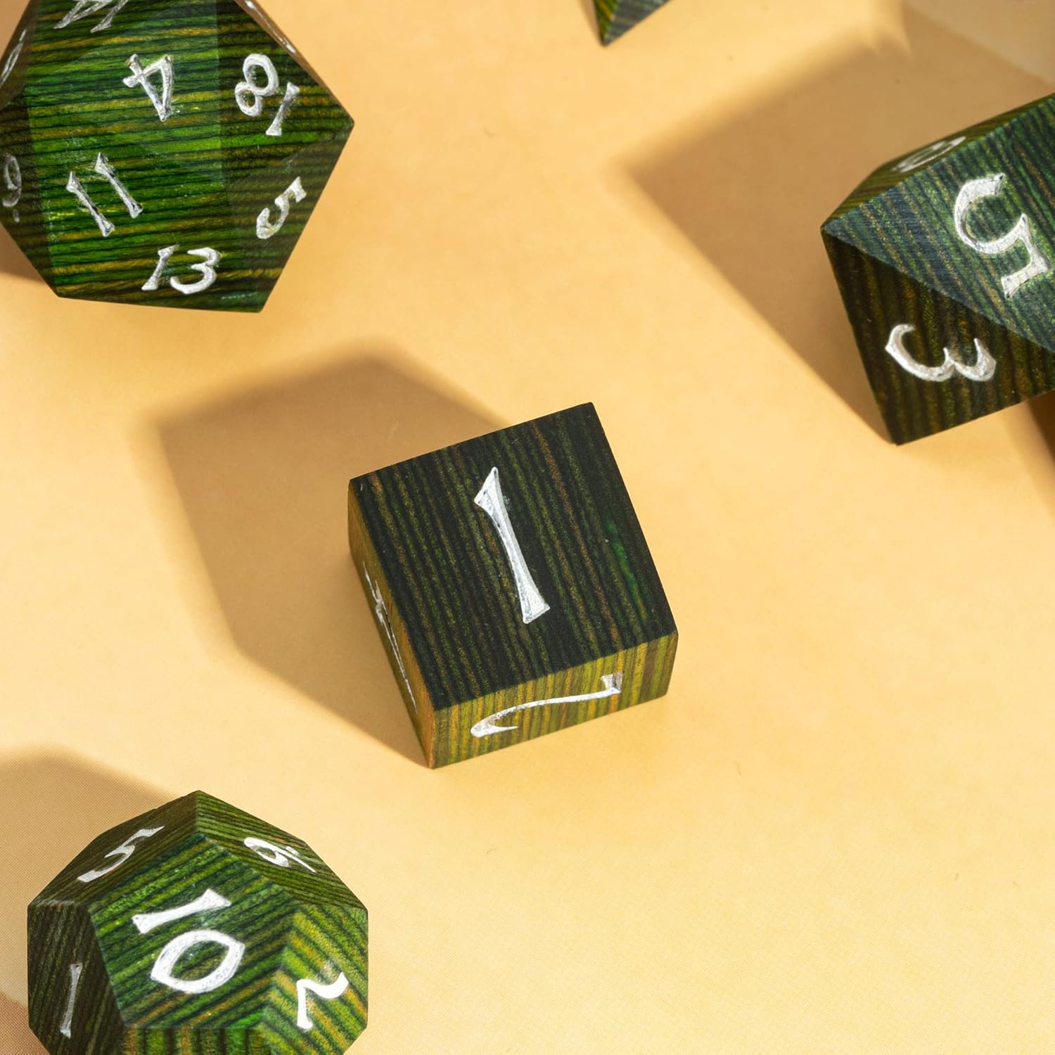 Juego de 7 dados DND poliédricos de madera verde con caja de metal para juegos de rol de Calabozos y Dragones MTG (rayas verdes hierba)