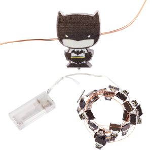 Silver Buffalo DC Comics Batman Chibi – Cadena de luces decorativas de 20 quilates, 7 pies de largo, LED blanco cálido Silver Buffalo DC Comics Batman Chibi – Cadena de luces decorativas de 20 quilates, 7 pies de largo, LED blanco cálido