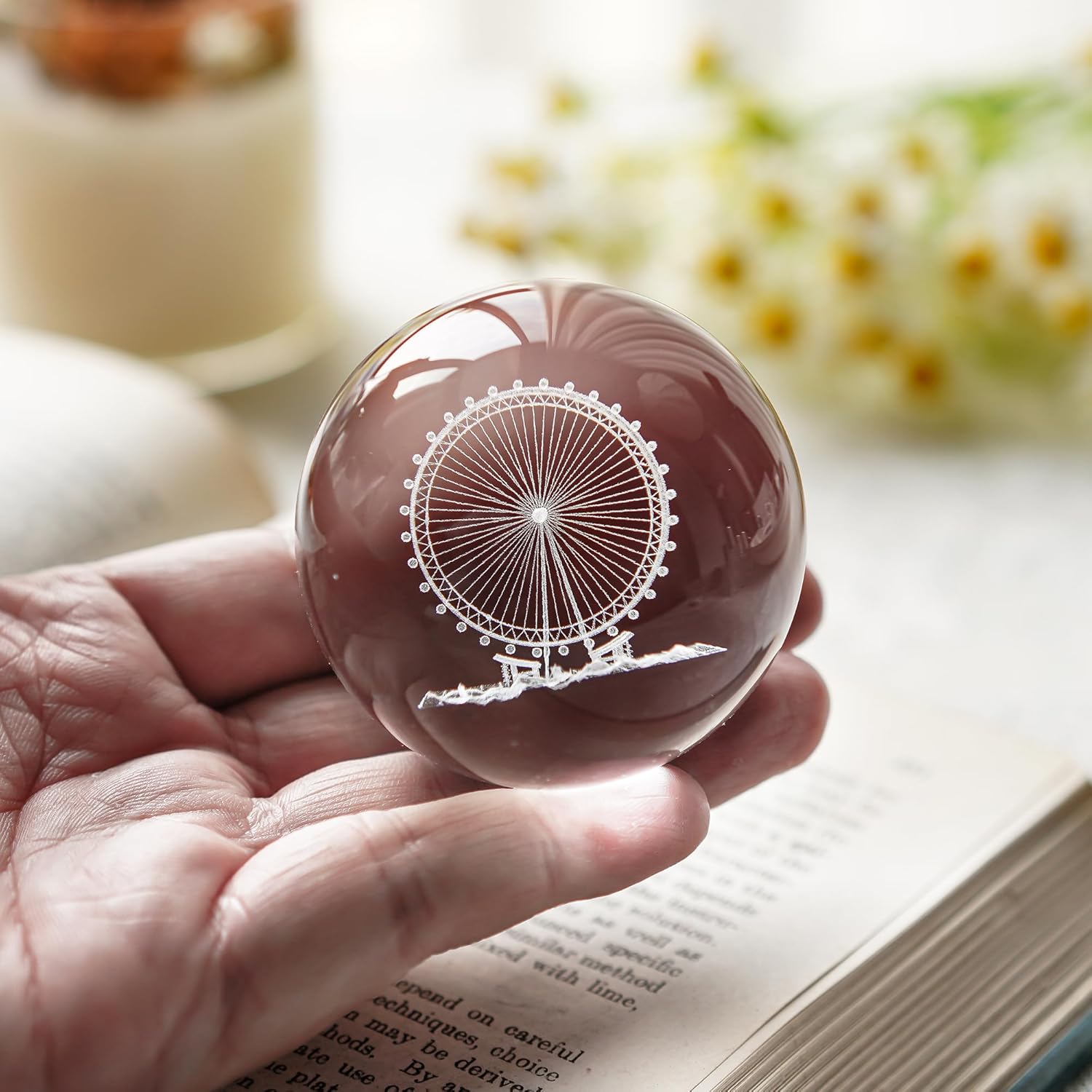 HDCRYSTALGIFTS Bola de cristal de 2.4 pulgadas (2.362 in) con soporte de floración chapado en plateado, bola de vidrio Fengshui para decoración del