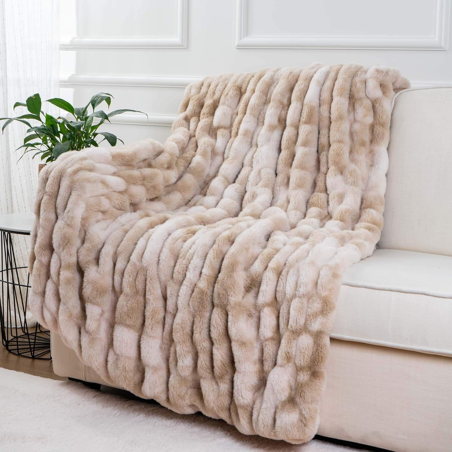 BATTILO HOME Manta fruncida de piel sintética suave, color beige, mullida, elegante, con manta de visón reversible para sofá, silla, sofá, sala de