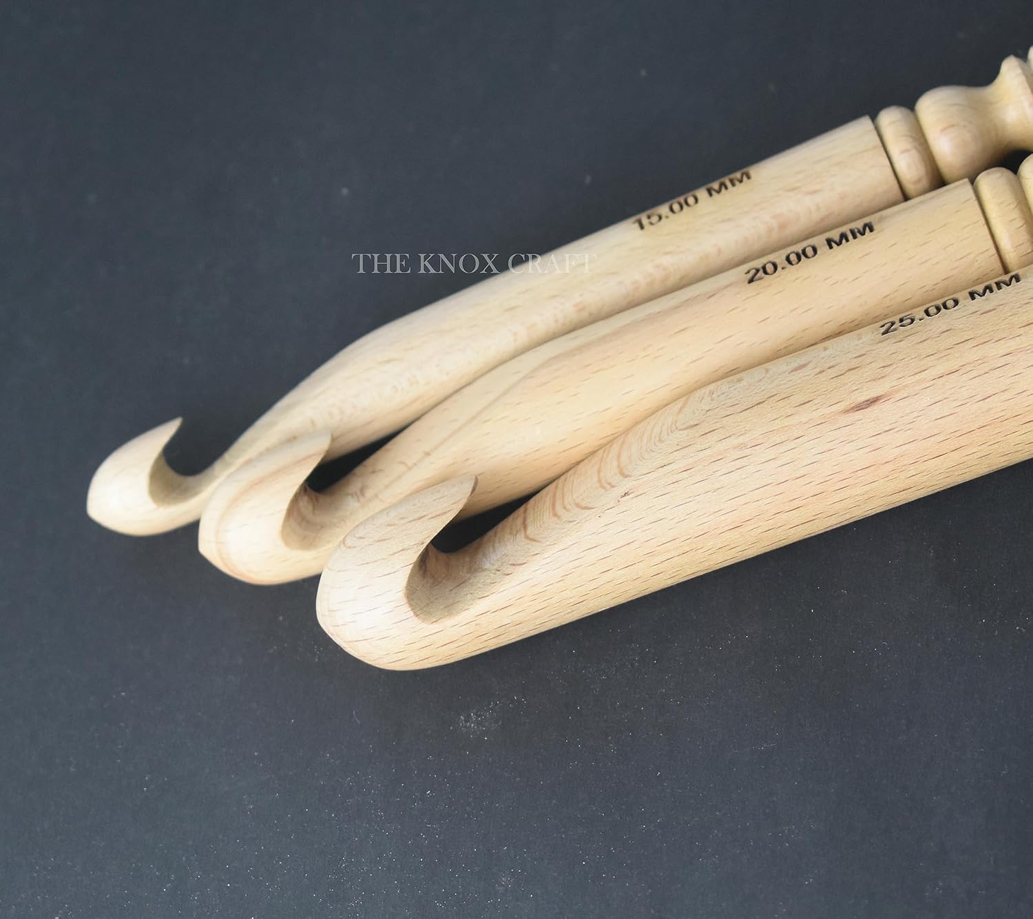 Juego de 3 ganchos de ganchillo grandes, ganchos de hilo de madera con asas ergonómicas de agarre suave, enormes ganchos de ganchillo para mantas