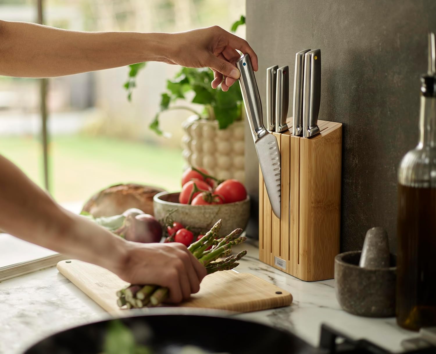Joseph Joseph Elevate – Juego de cuchillos de cocina de 5 piezas, acero inoxidable japonés, bloque de cuchillos de bambú delgado