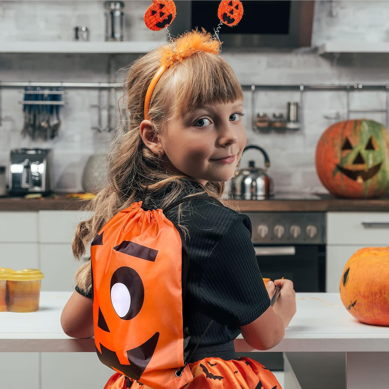 Whaline Paquete de 6 bolsas con cordón de Halloween, diseño de dibujos animados de Halloween, bolsas de regalo reutilizables, mochila de dulce o