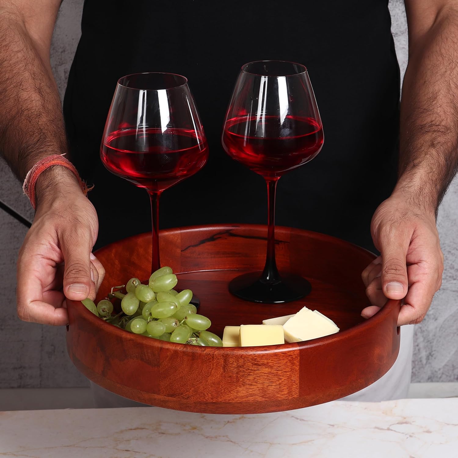 LAVAUK Bandeja redonda de madera de mango de 12 pulgadas con asas, bandeja de madera con acabado de caoba para aperitivos, café, té, barbacoa o