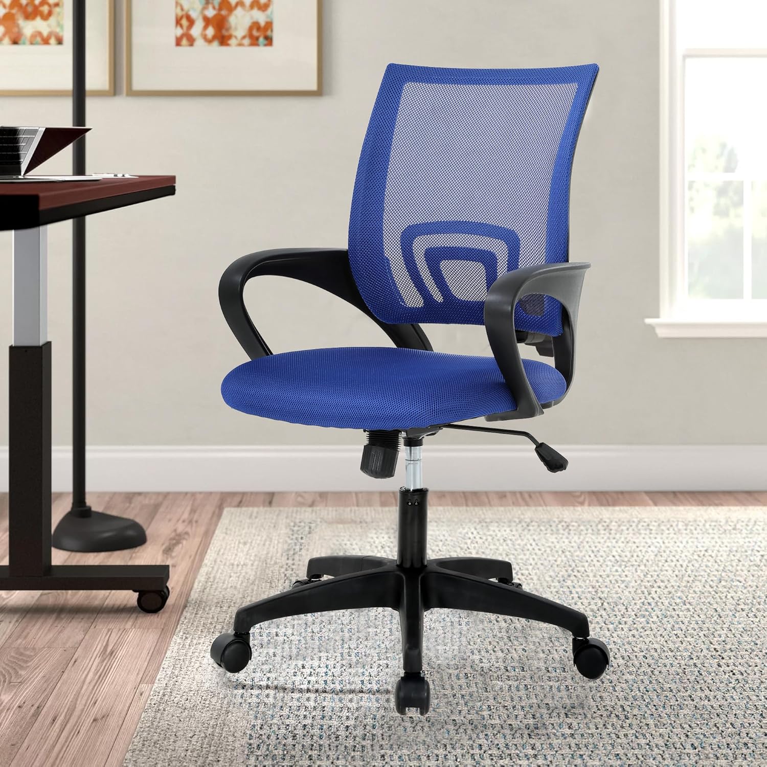 Silla de oficina en casa, silla ergonómica de malla, silla de escritorio para computadora con respaldo medio con soporte lumbar y reposabrazos,