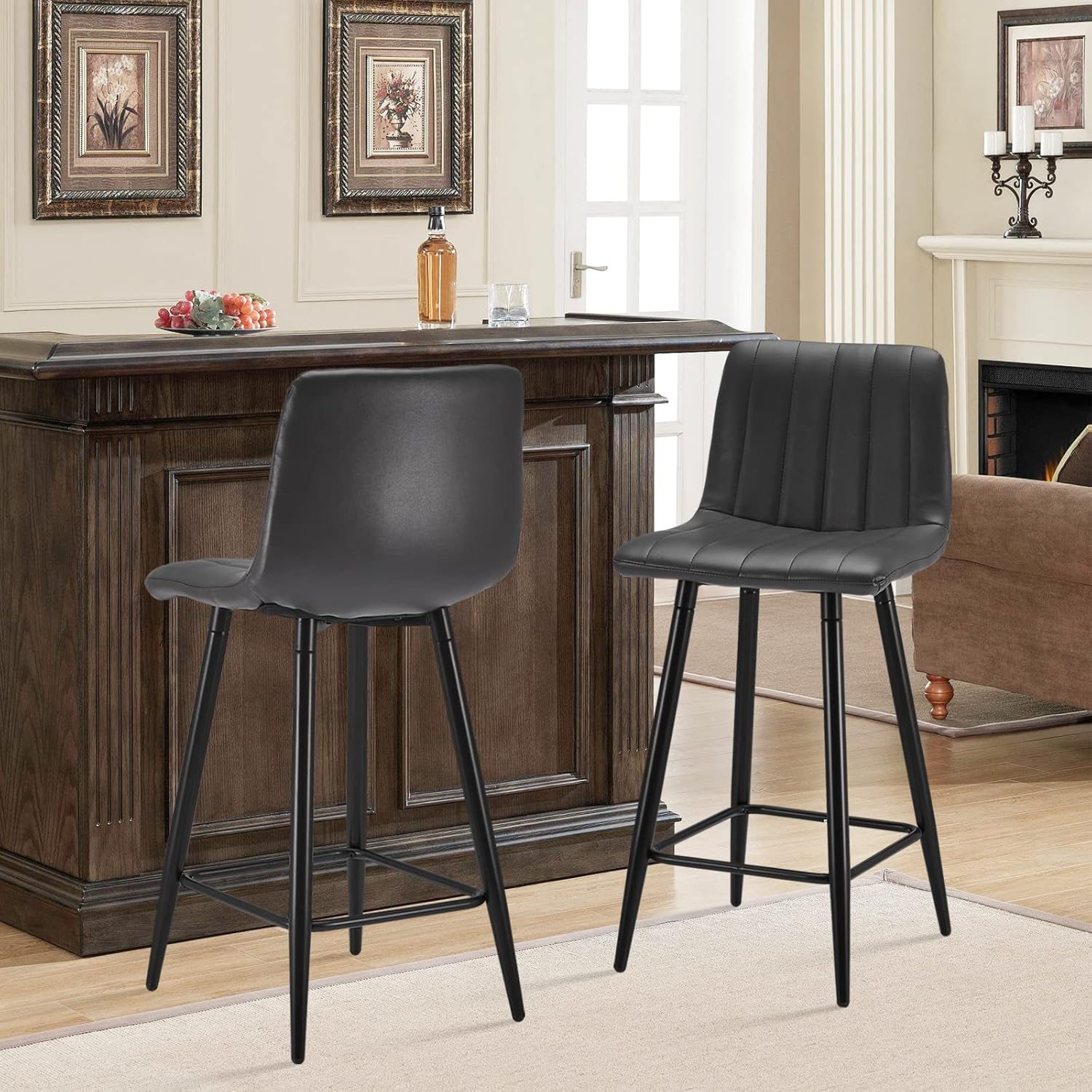TUKAILAI Juego de 4 taburetes de bar de piel sintética, sillas modernas con respaldo, reposapiés y patas de metal, taburetes de bar sin brazos para