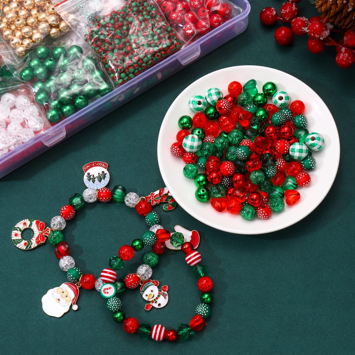 Más de 2465 cuentas de Navidad para fabricación de joyas, perlas Heishi rojas y verdes, cuentas sueltas redondas con árbol de Navidad, caja de