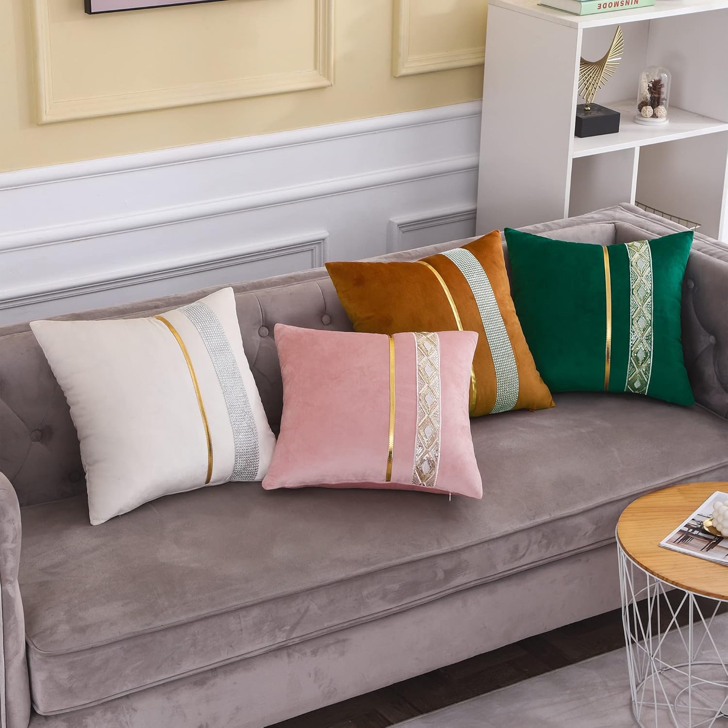Fundas de almohada de terciopelo beige de 20 x 20 pulgadas, paquete de 2 con diamantes brillantes a rayas de cuero dorado para decoración de sofá,