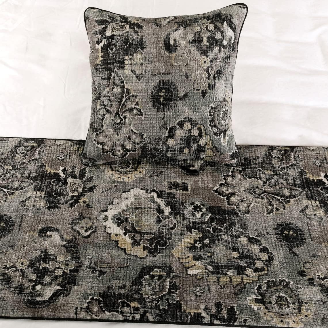 The HomeCentric Camino de cama de lujo tamaño Queen de 74 x 18 pulgadas con funda de almohada, damasco de terciopelo con borlas, bufanda de cama,
