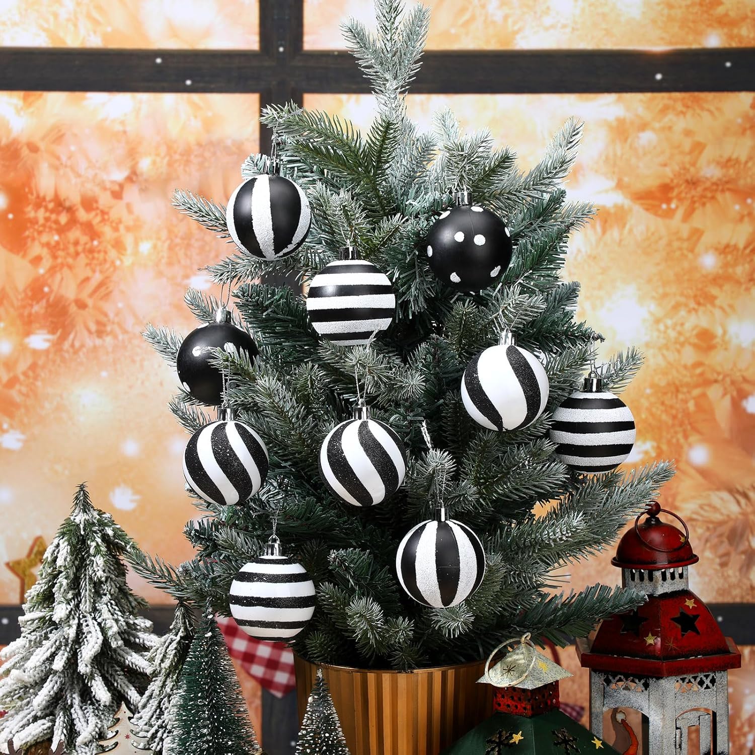 24 bolas de Navidad en blanco y negro de 2.36 pulgadas, diseño de rayas de punto, esferas de Navidad colgantes de plástico negro, adornos de Navidad