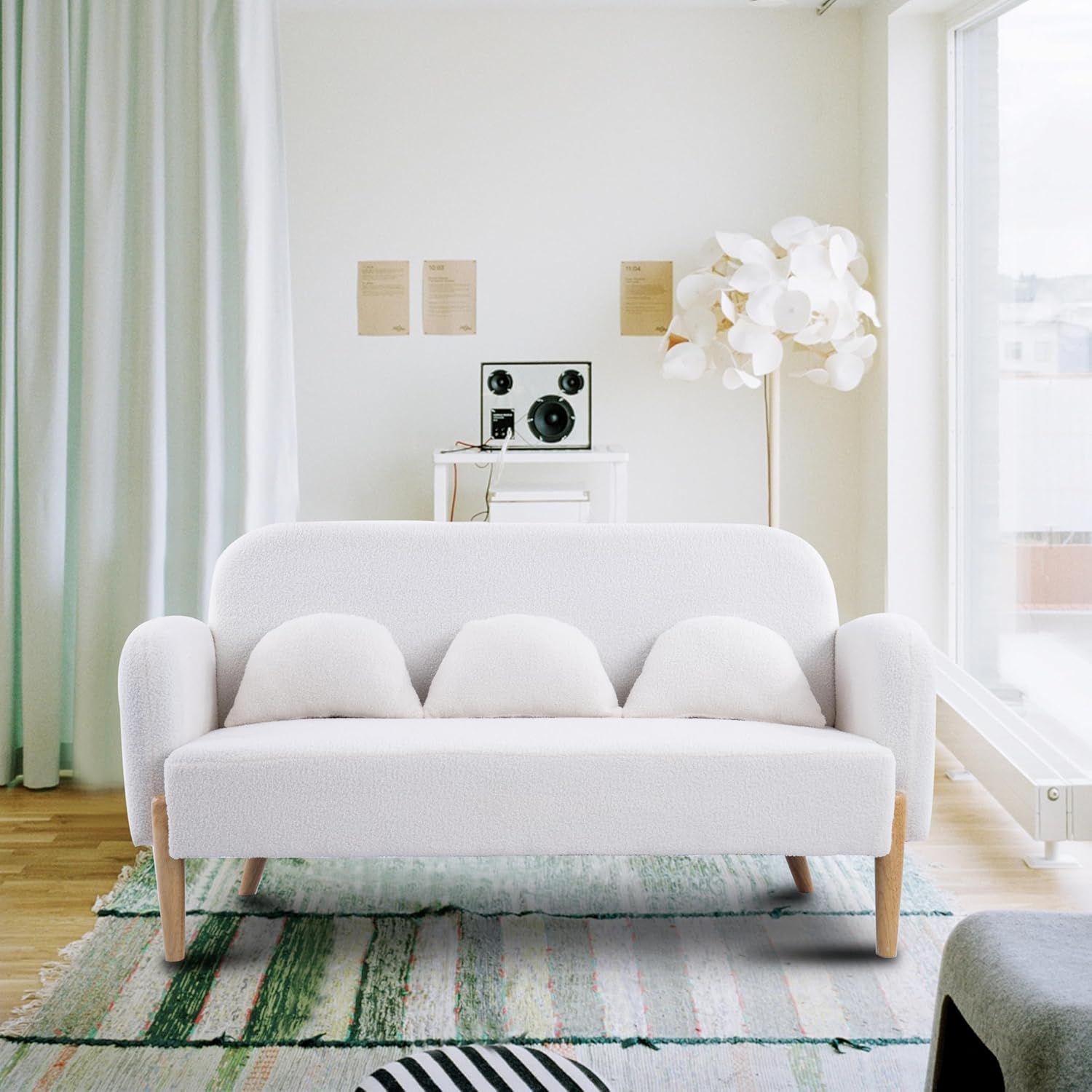 HanStrong Sofá biplaza, 59.1 pulgadas, sofá pequeño y moderno con tres bonitas almohadas lumbares curvadas para espacios pequeños, beige claro