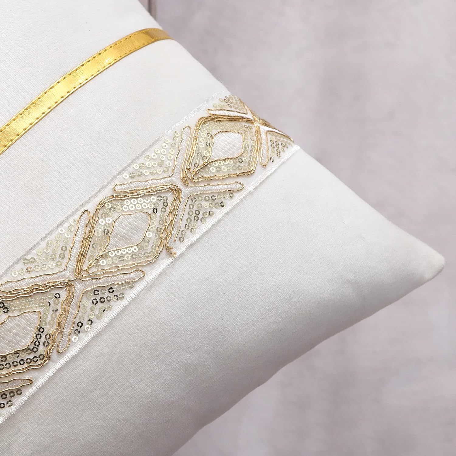 Fundas de almohada de terciopelo blanco de 16 x 16 pulgadas, paquete de 2 con cuero dorado bordado de lentejuelas a rayas, fundas de almohada