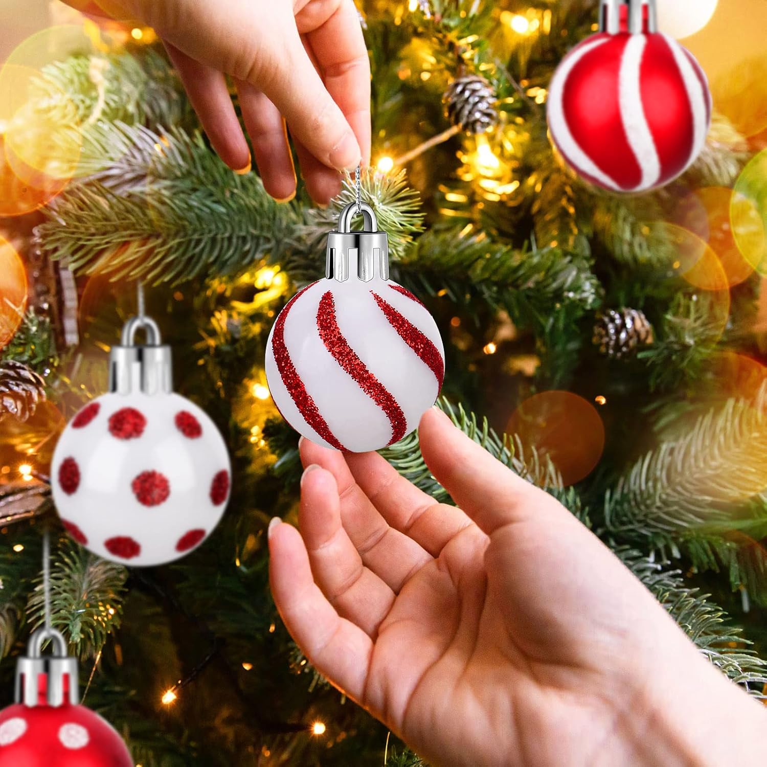 Bolas de Navidad adornos mini colgantes para árbol de Navidad, bolas de Navidad rojas y blancas, adornos decorativos para colgar con lazo para