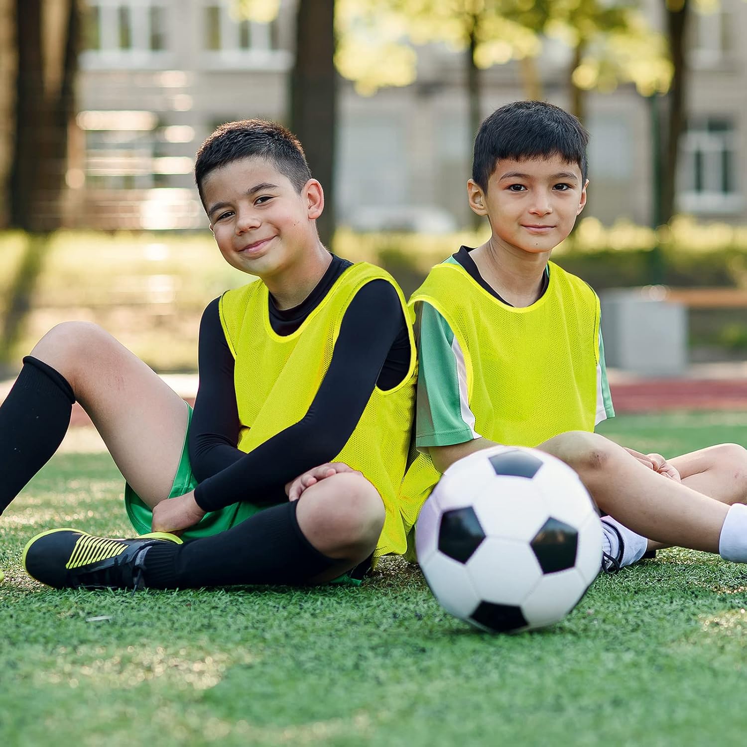 Sintege 12 piezas de fútbol Pinnies de baloncesto Jersey de práctica en equipo Chalecos de malla de nailon Scrimmage para jóvenes niños deportes