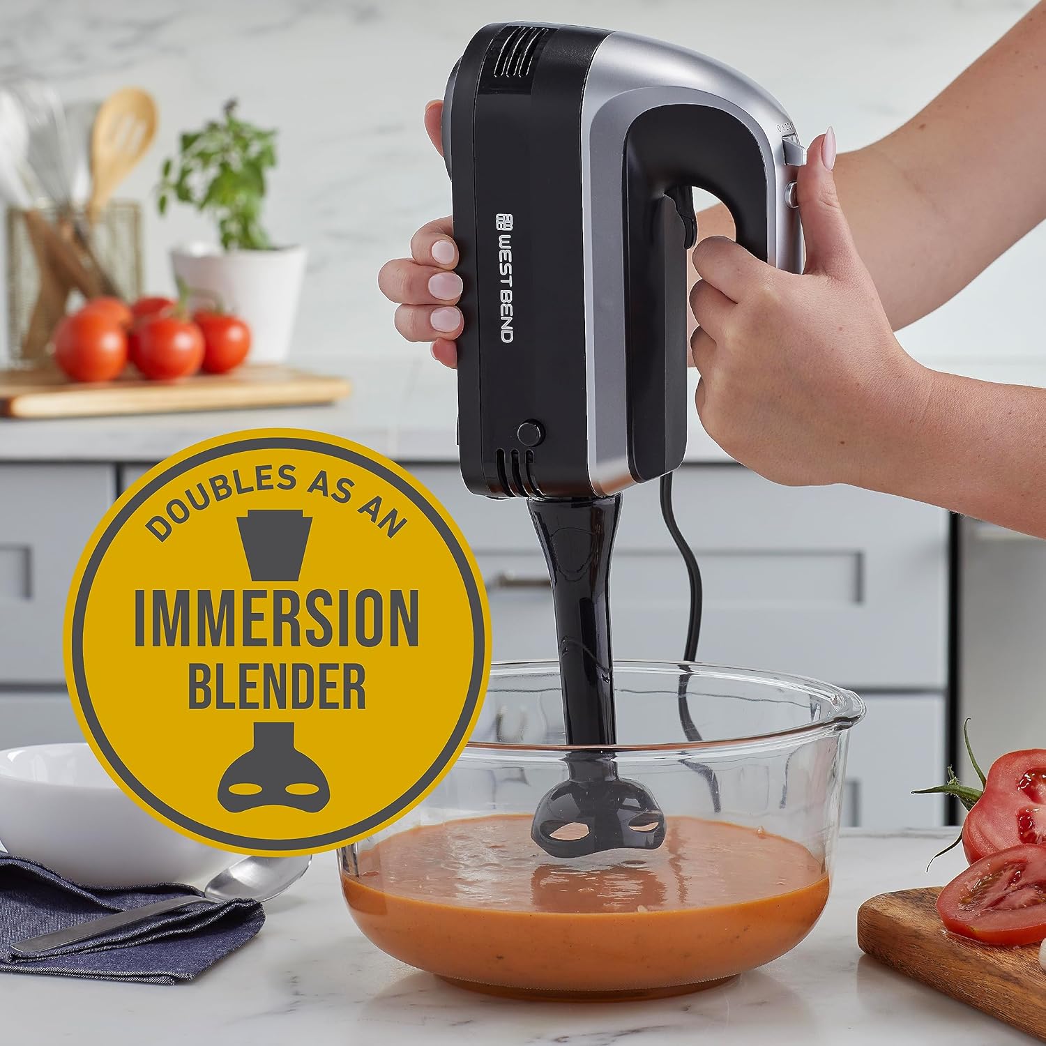 West Bend Batidora de mano Plus con accesorio de licuadora de inmersión, 6 opciones de velocidad con mango ergonómico y estuche de almacenamiento a