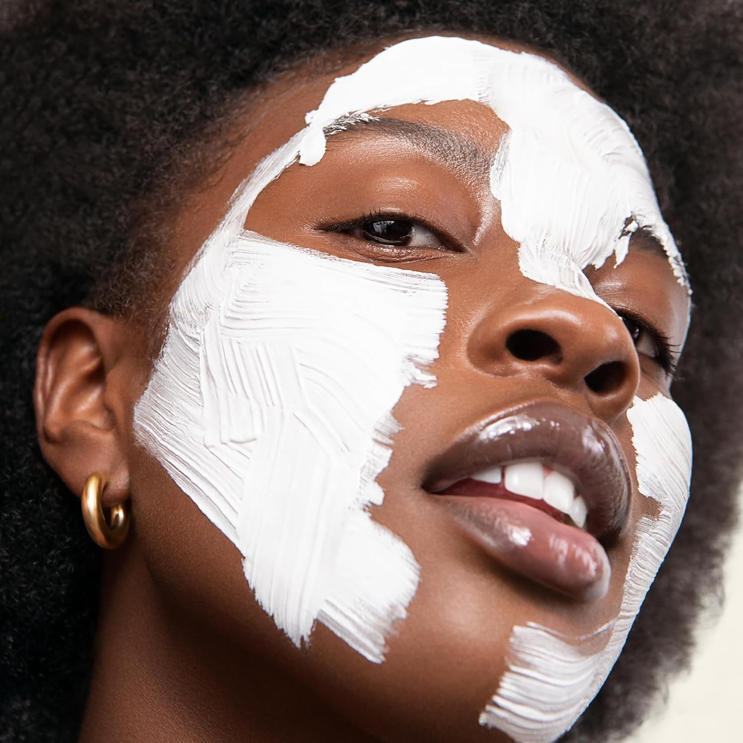 SHANI DARDEN SKINCARE – Mascarilla facial nutritiva exclusiva, una máscara hidratante de arcilla de bentonita para calmar el enrojecimiento y la